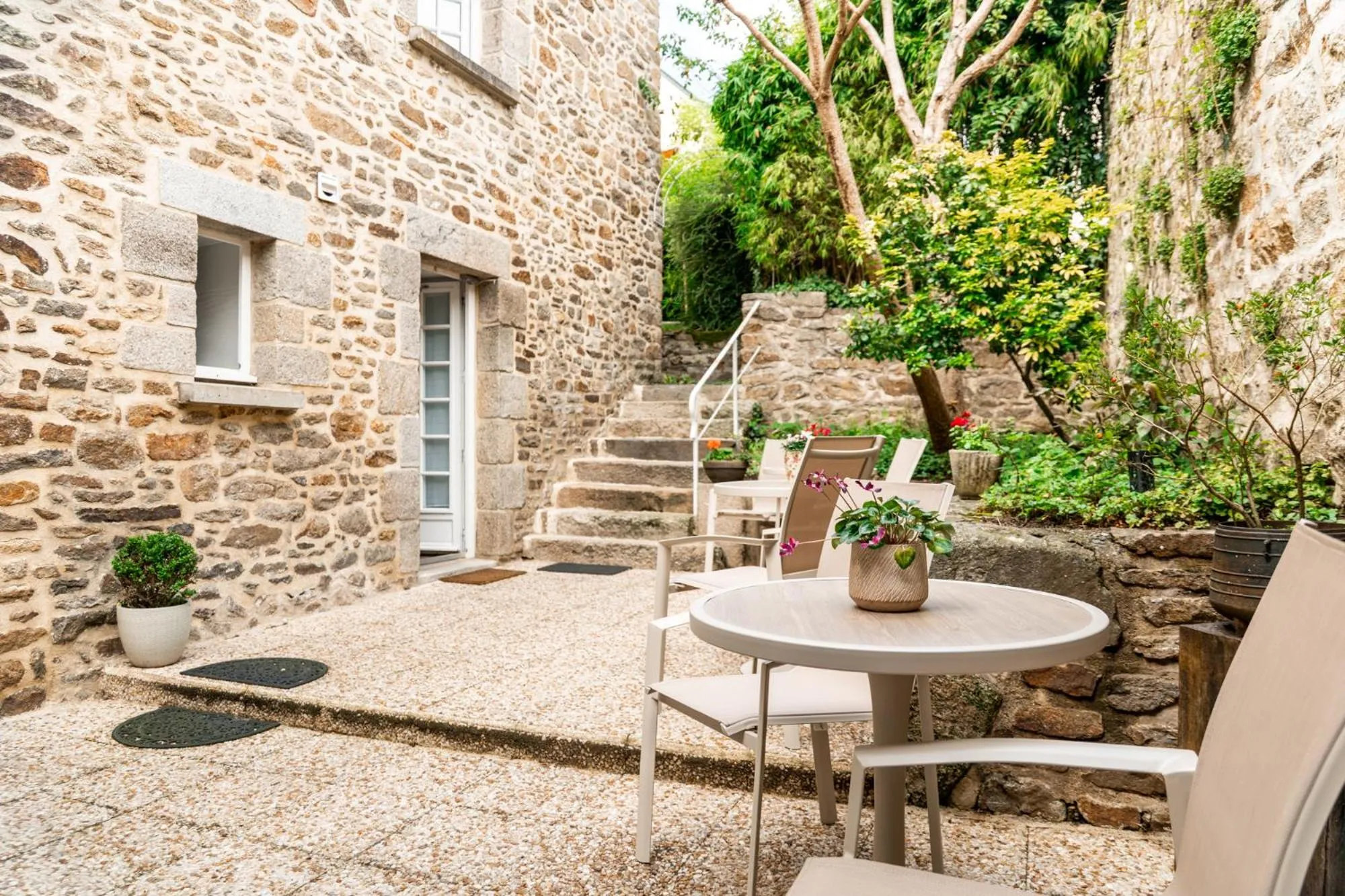 Patio in Demeures & Châteaux - Hôtel de la porte Saint-Malo - DINAN