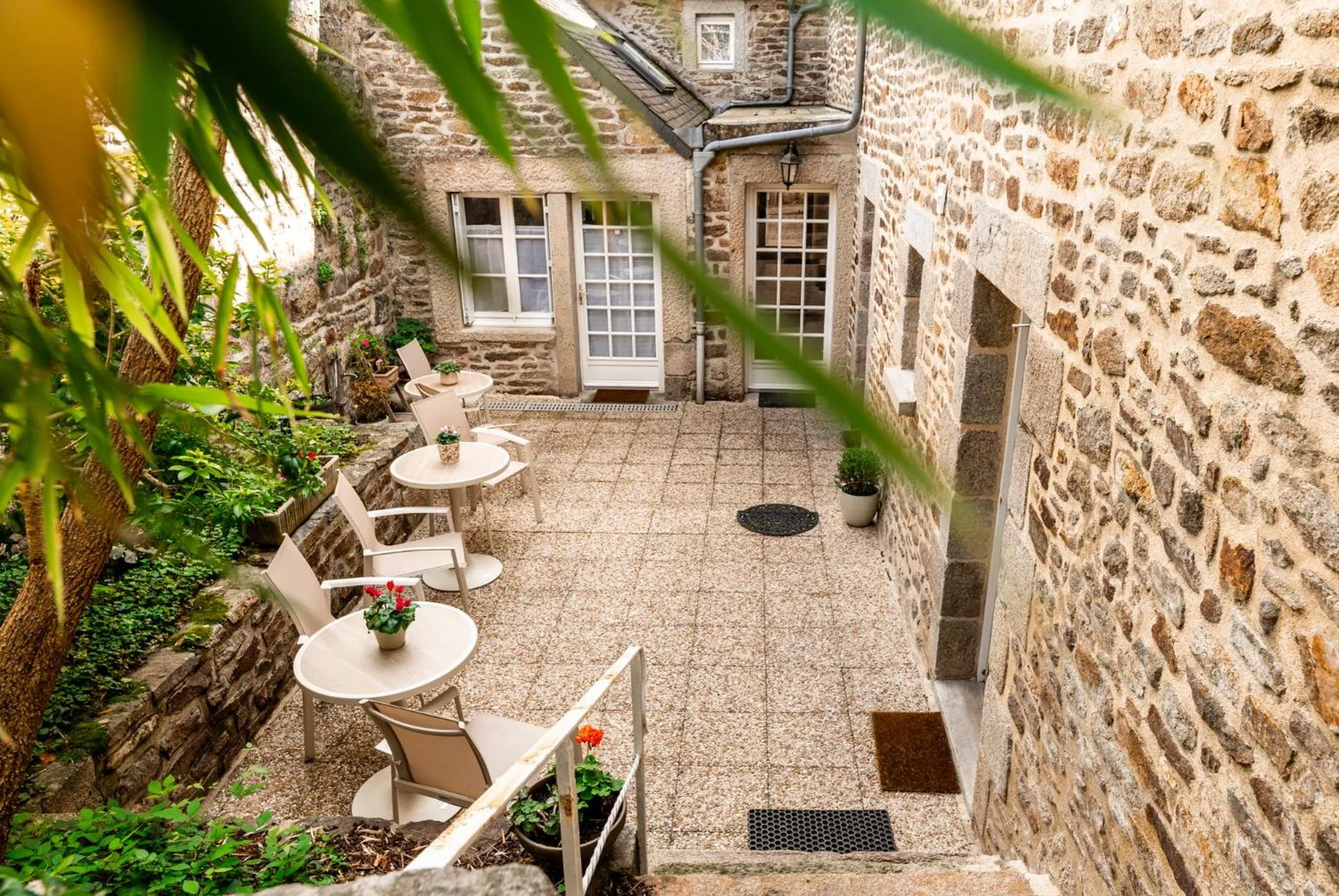 Property building in Demeures & Châteaux - Hôtel de la porte Saint-Malo - DINAN