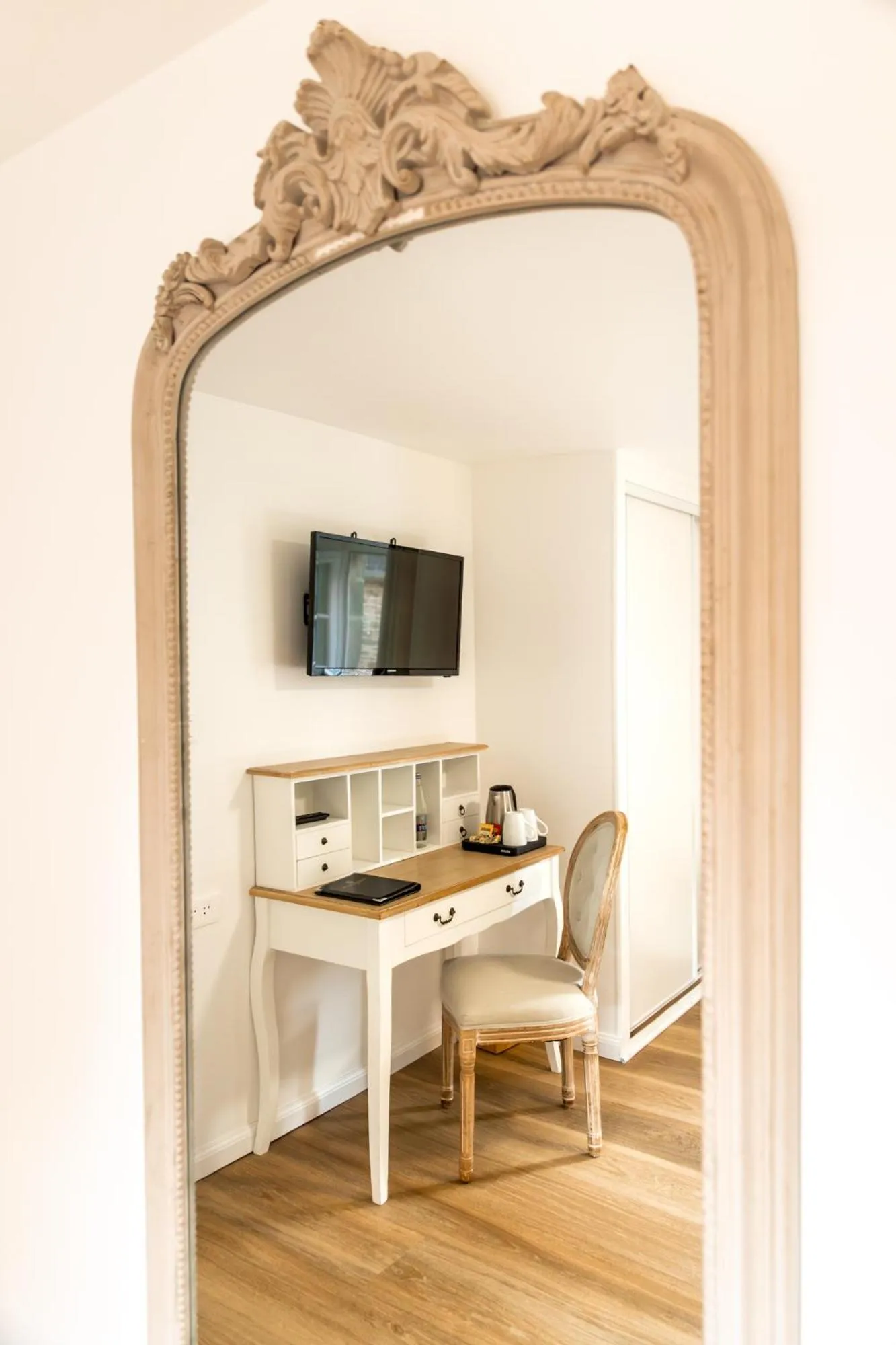 TV and multimedia in Demeures & Châteaux - Hôtel de la porte Saint-Malo - DINAN