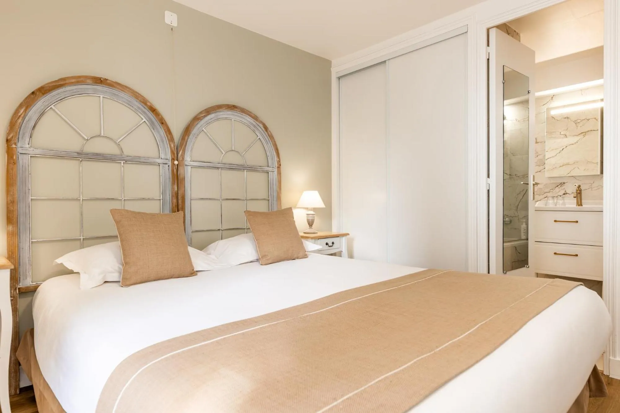 Photo of the whole room, Bed in Demeures & Châteaux - Hôtel de la porte Saint-Malo - DINAN