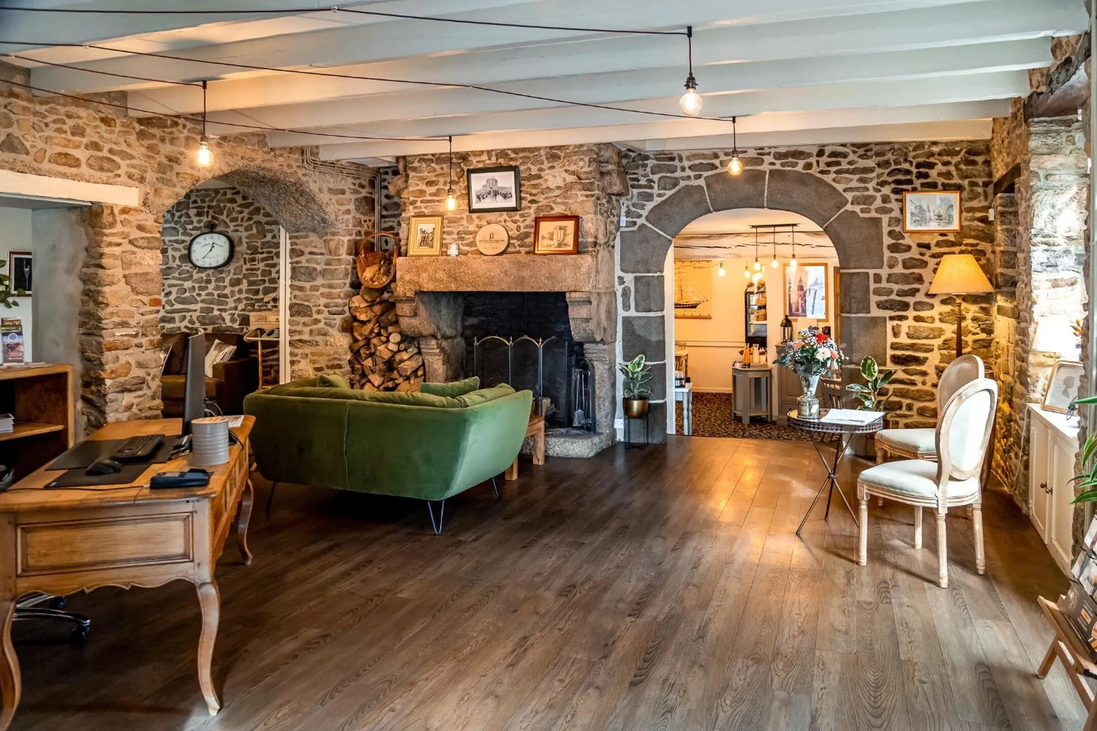 Lobby or reception in Demeures & Châteaux - Hôtel de la porte Saint-Malo - DINAN