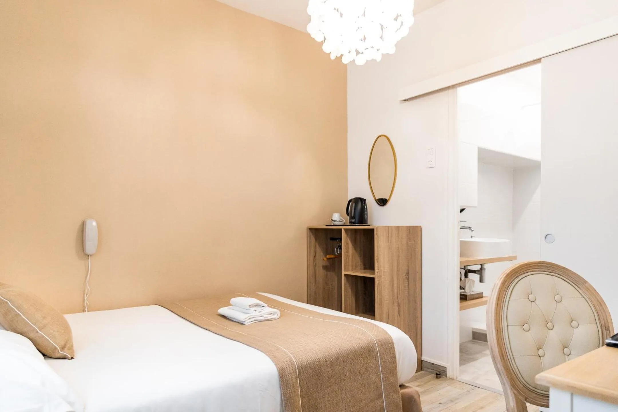 Bedroom, Bed in Demeures & Châteaux - Hôtel de la porte Saint-Malo - DINAN