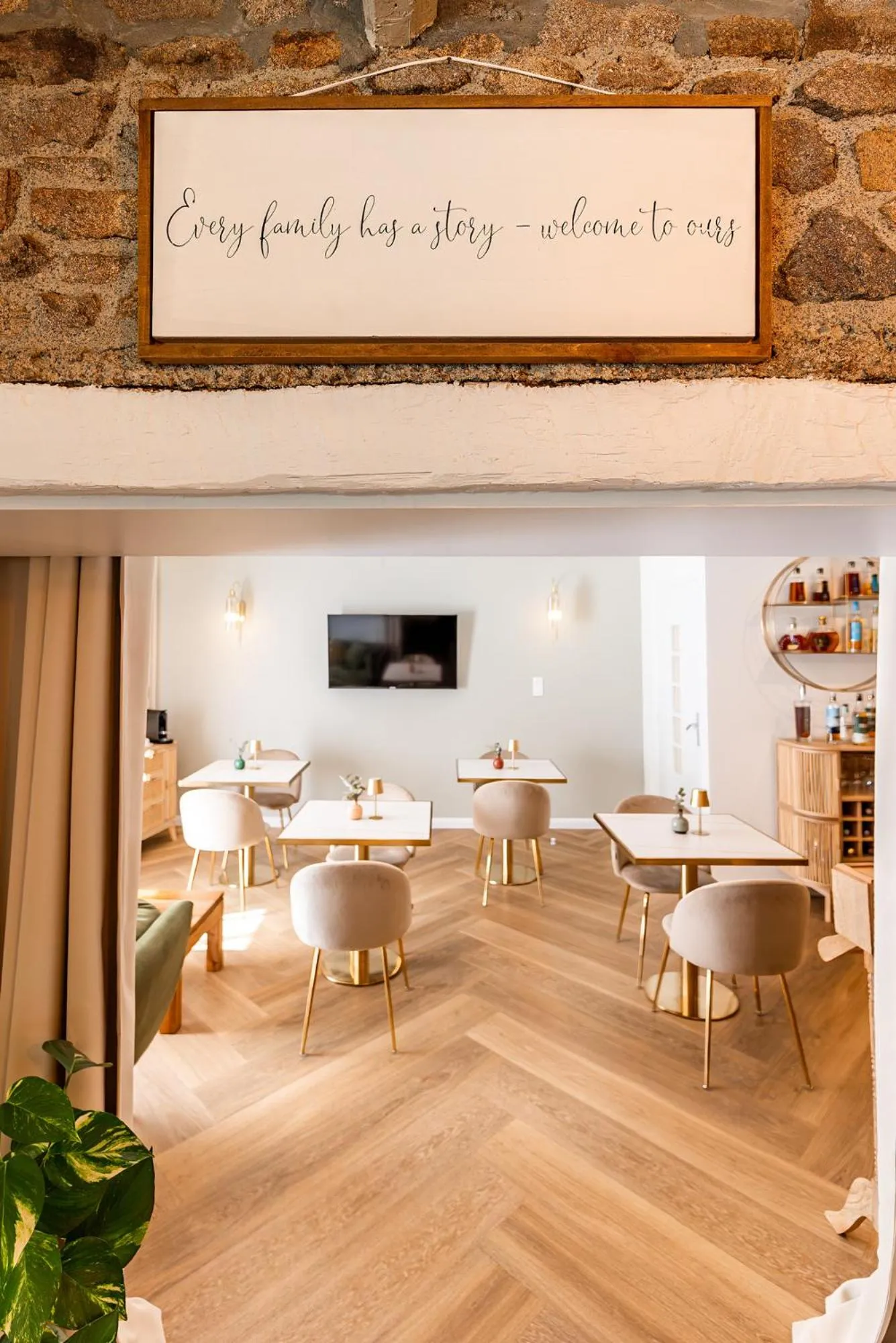 Lounge or bar in Demeures & Châteaux - Hôtel de la porte Saint-Malo - DINAN