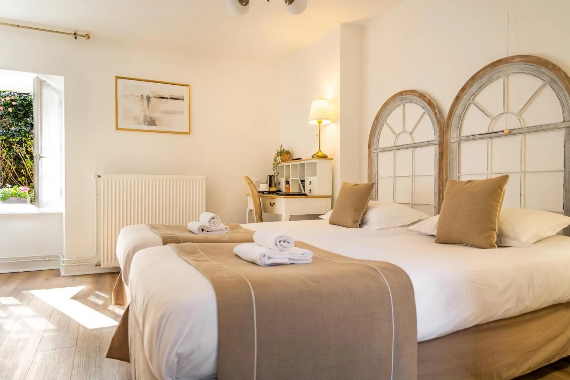 Patio, Bed in Demeures & Châteaux - Hôtel de la porte Saint-Malo - DINAN