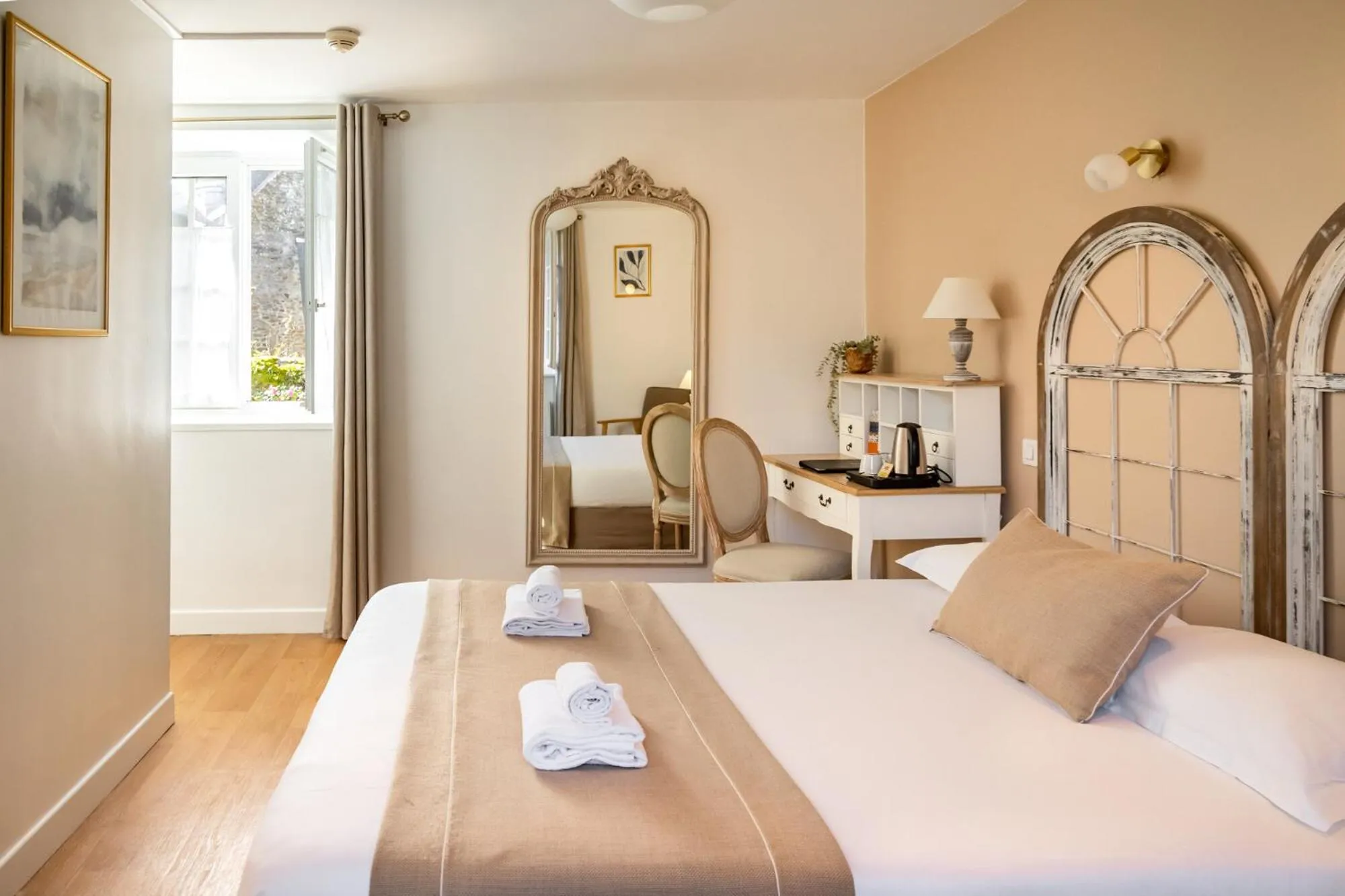 Decorative detail, Bed in Demeures & Châteaux - Hôtel de la porte Saint-Malo - DINAN