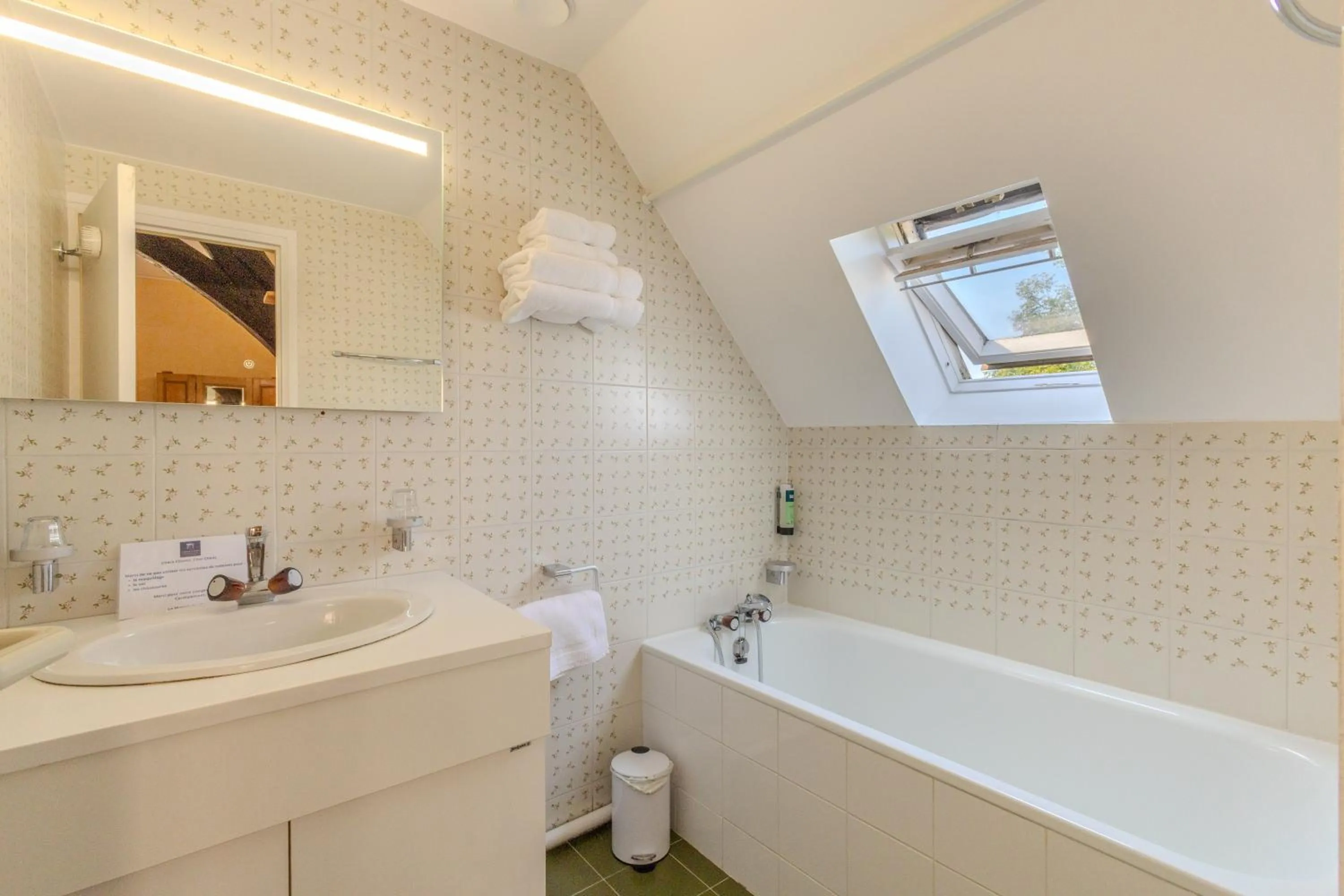 Bathroom in Logis Hôtel Le Manoir Des Portes