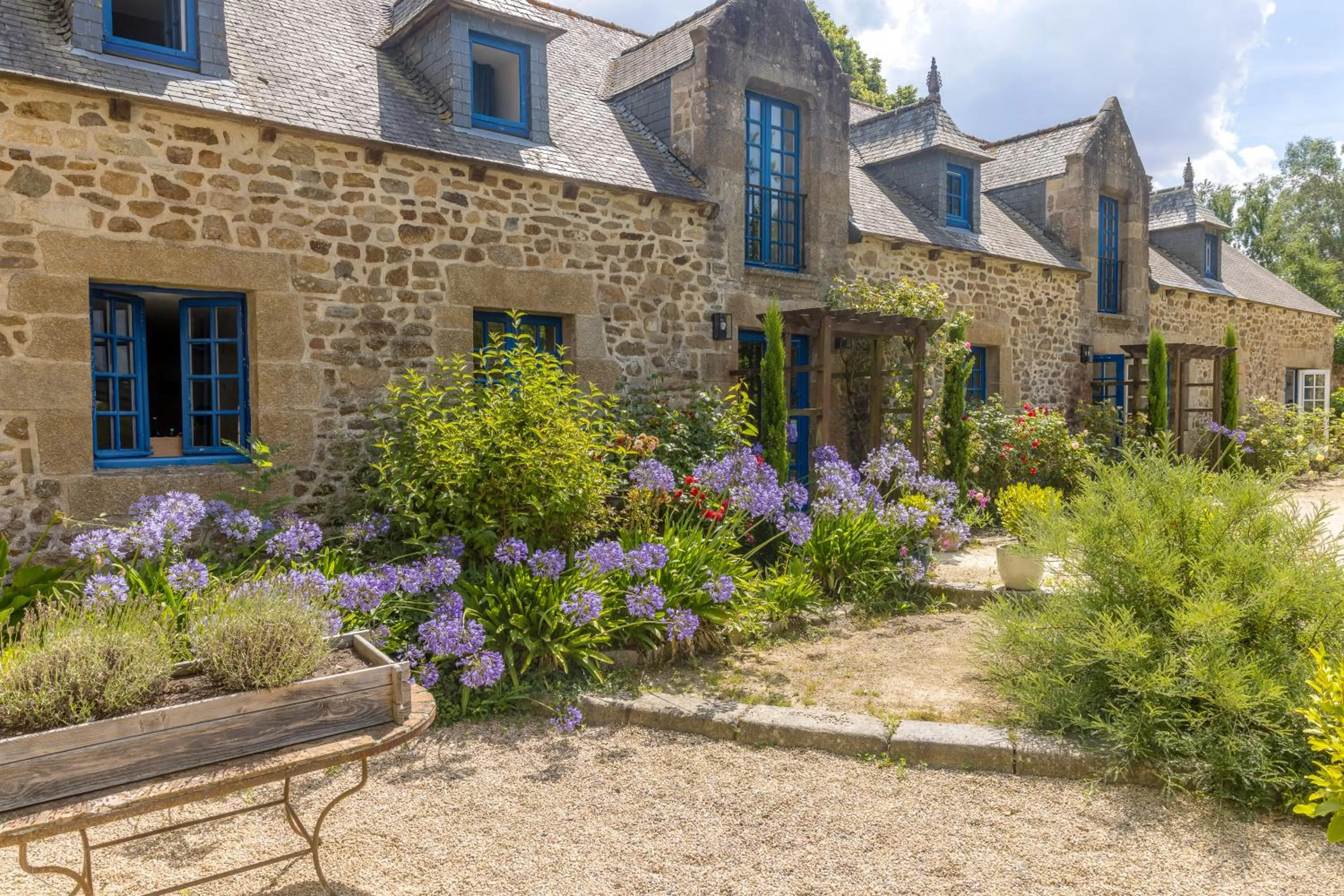 Property building in Logis Hôtel Le Manoir Des Portes