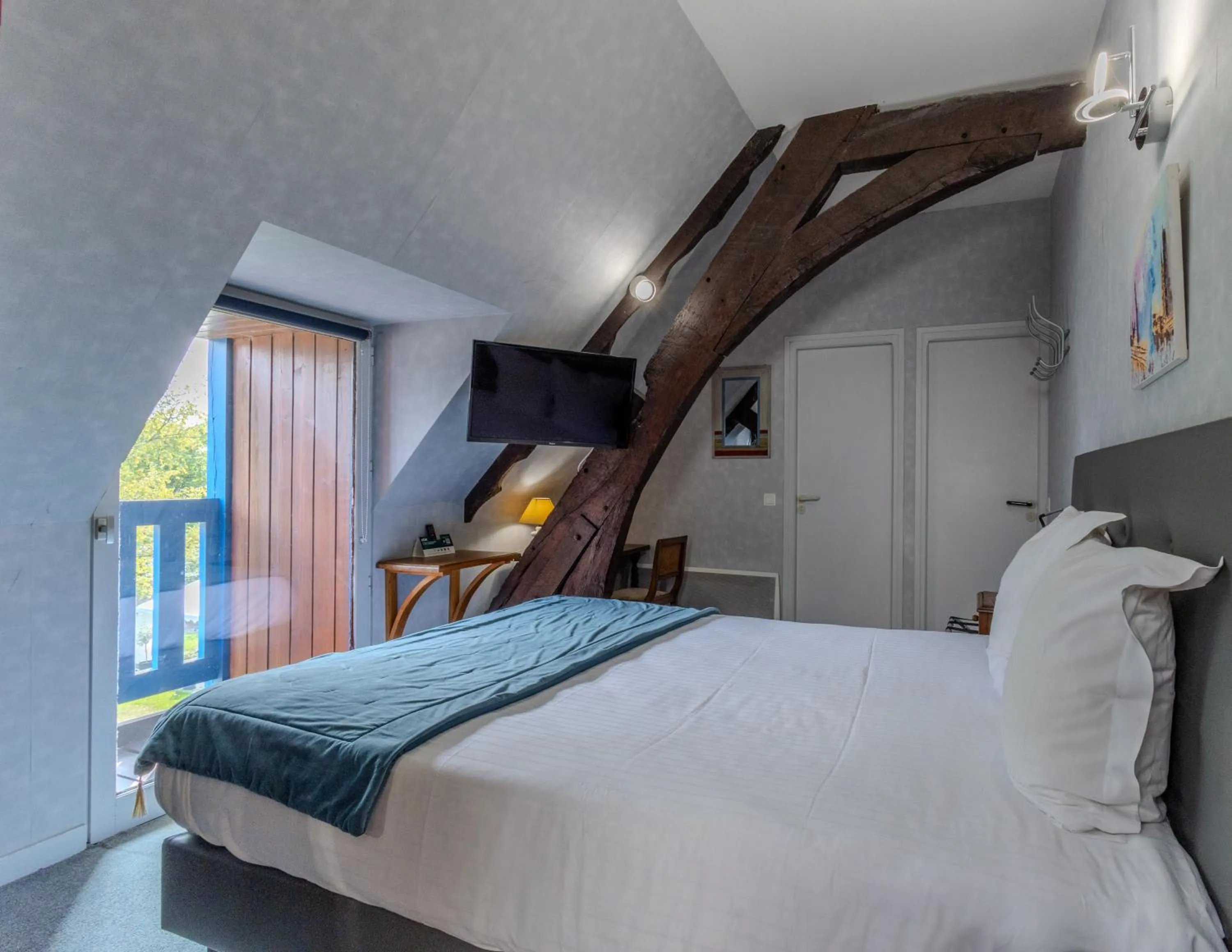 Bed in Logis Hôtel Le Manoir Des Portes