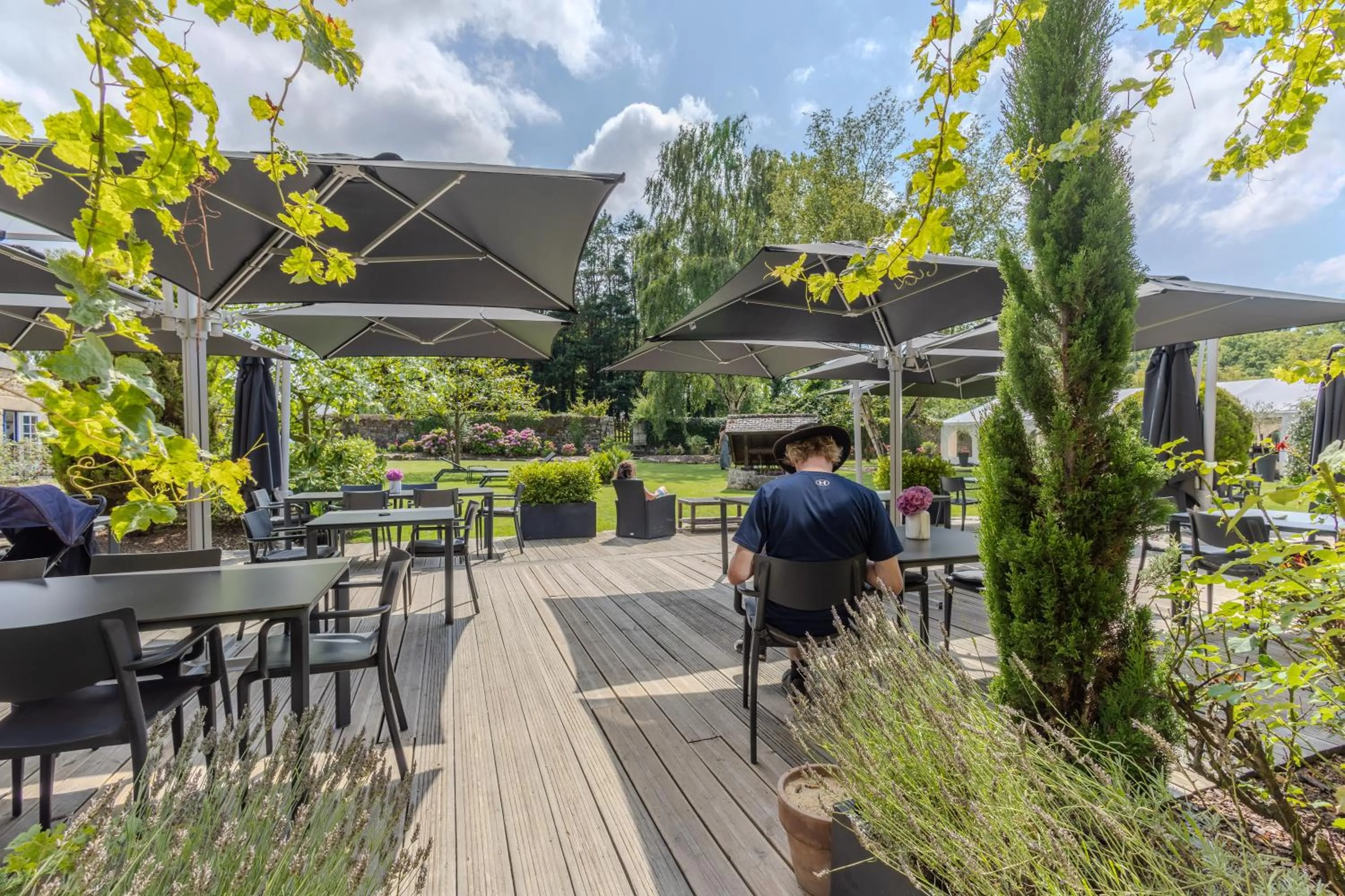 Patio in Logis Hôtel Le Manoir Des Portes