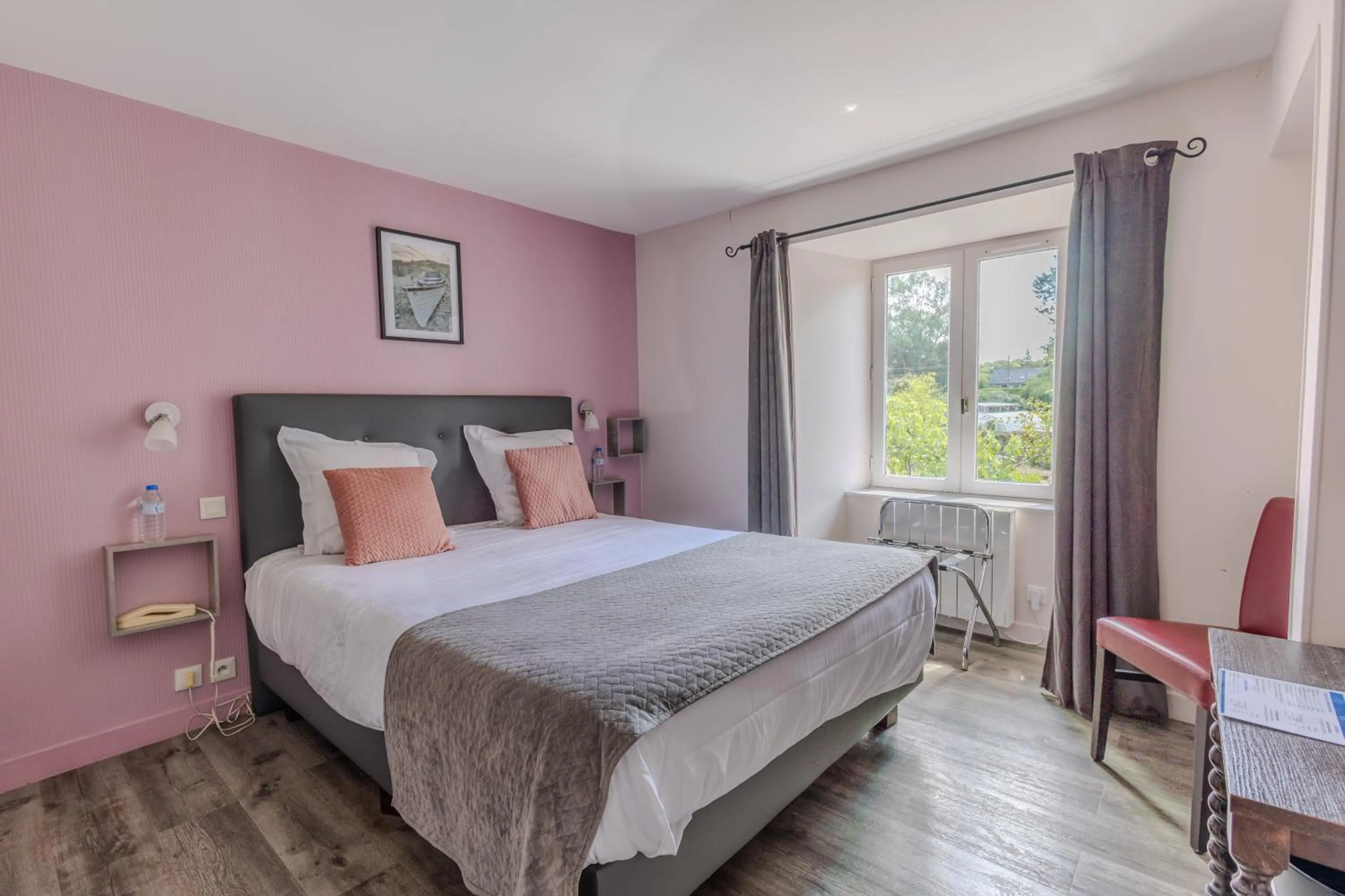 Bed in Logis Hôtel Le Manoir Des Portes