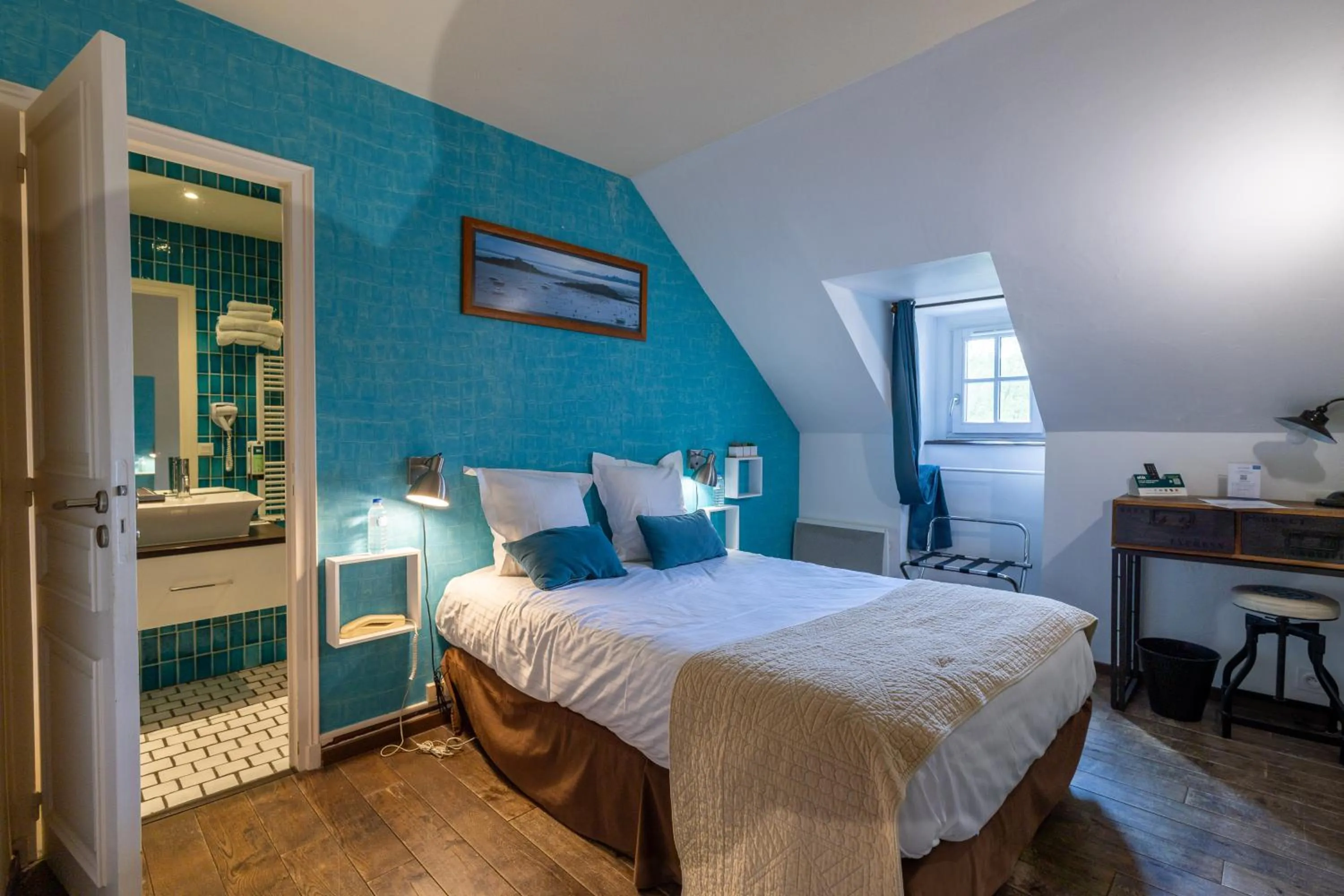 Bed in Logis Hôtel Le Manoir Des Portes