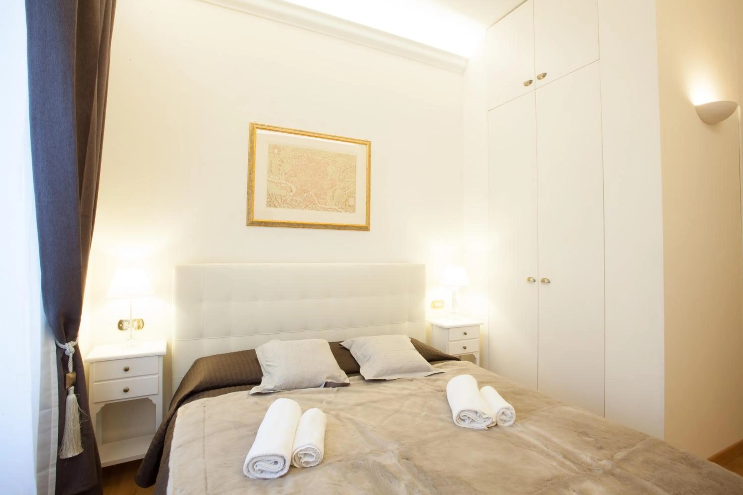 Photo of the whole room, Bed in InnsideRome