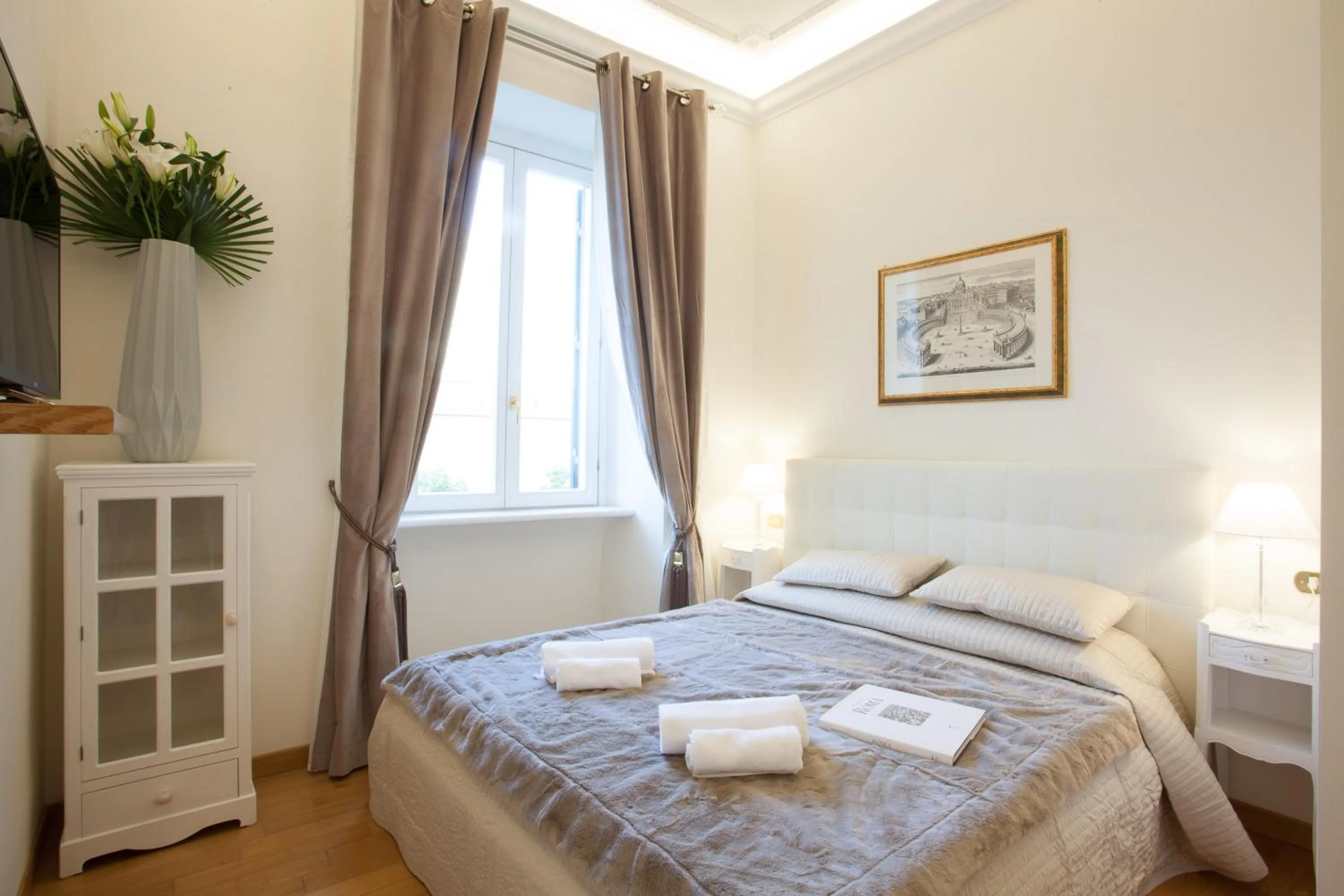 Photo of the whole room, Bed in InnsideRome