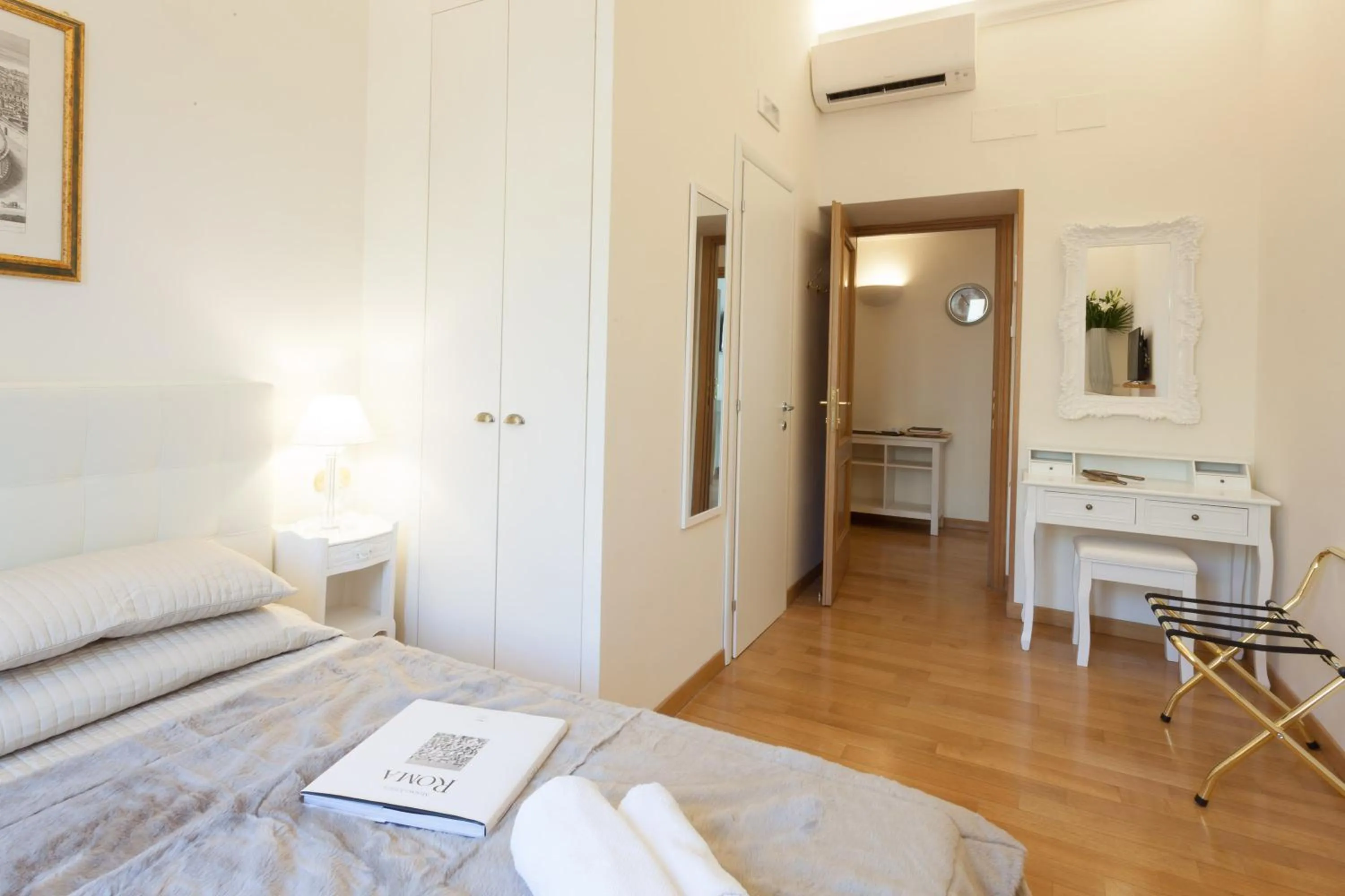 Photo of the whole room, Bed in InnsideRome