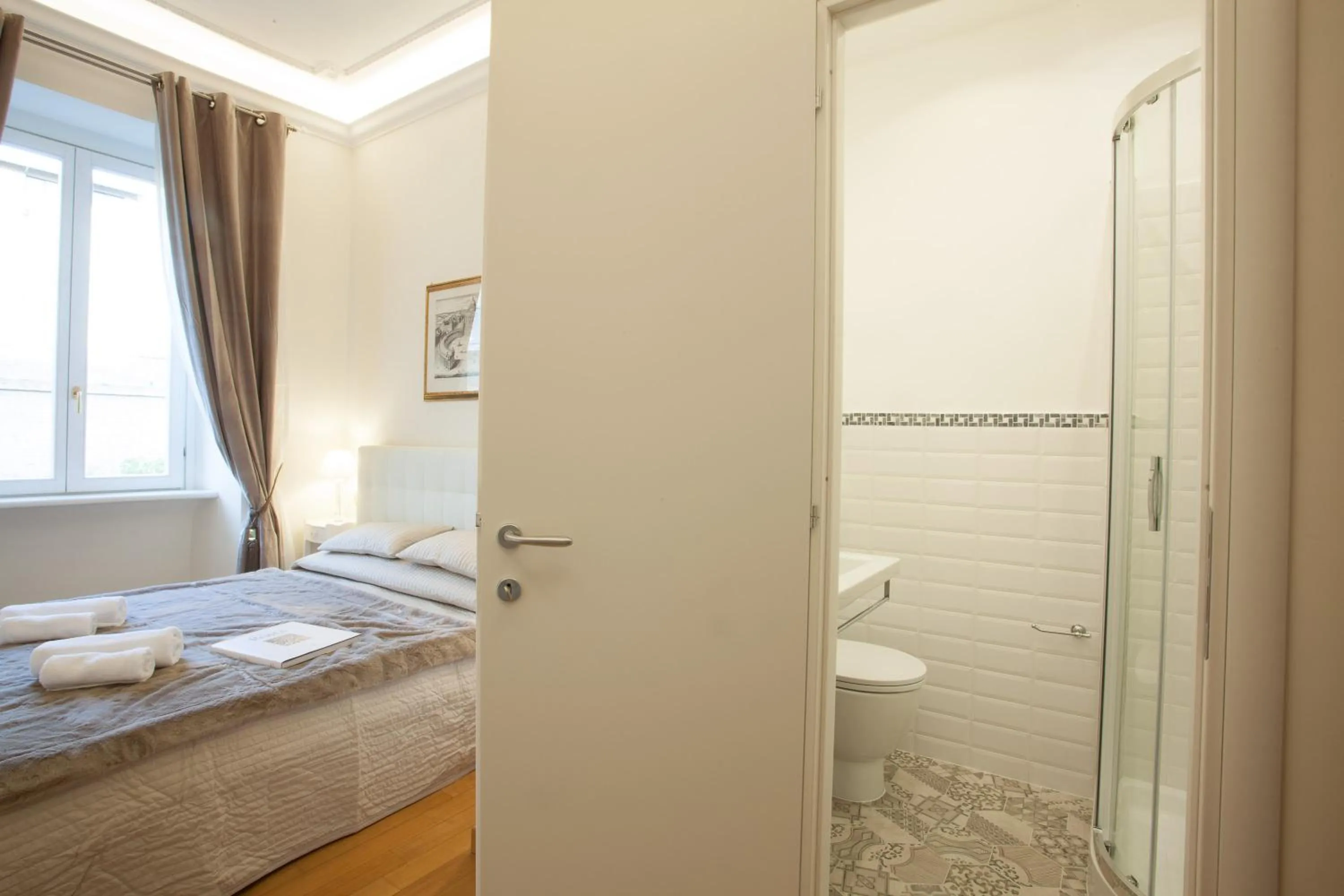 Photo of the whole room, Bed in InnsideRome