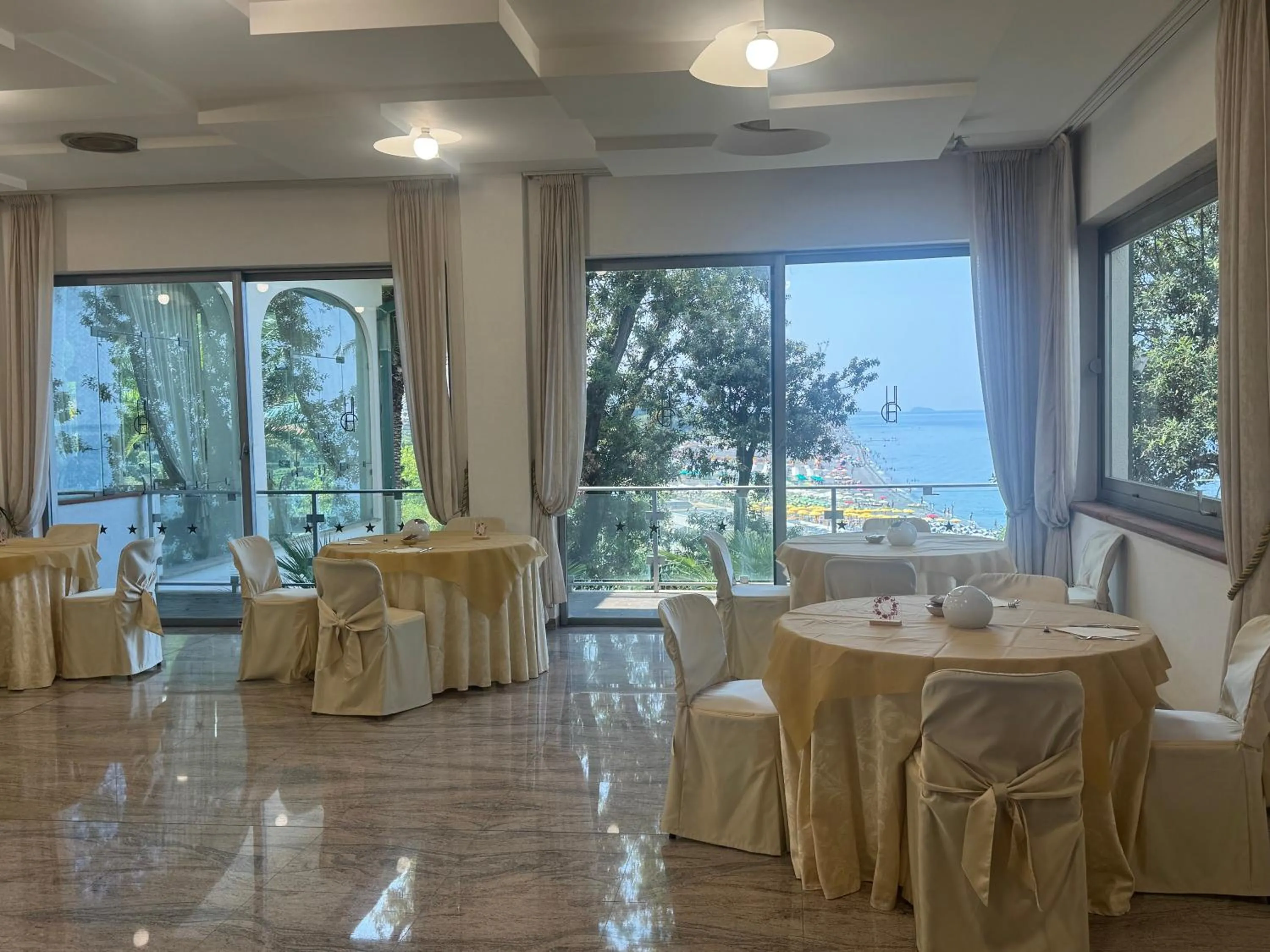 Restaurant/places to eat in Grand Hotel De Rose