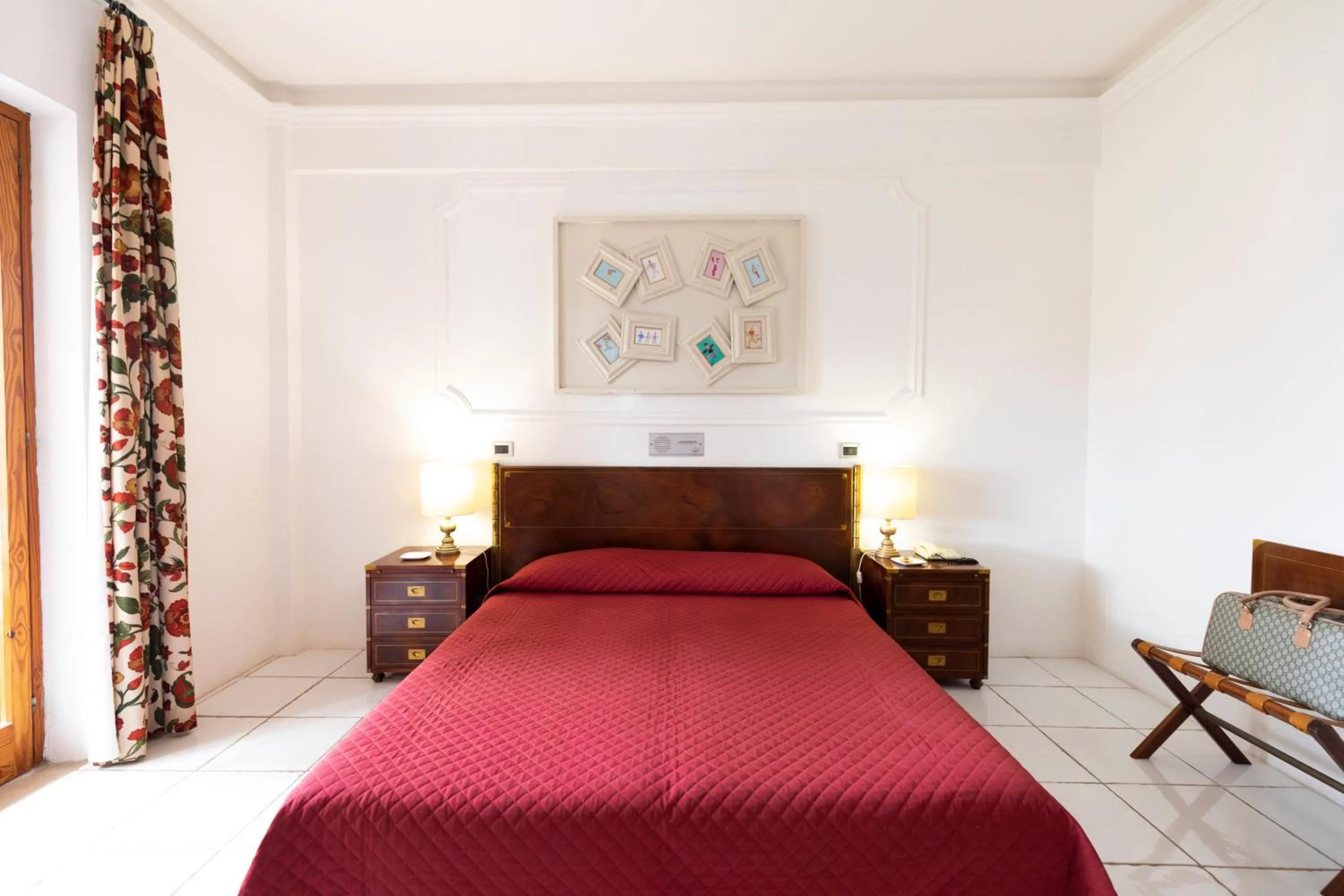 Bedroom, Bed in Grand Hotel De Rose