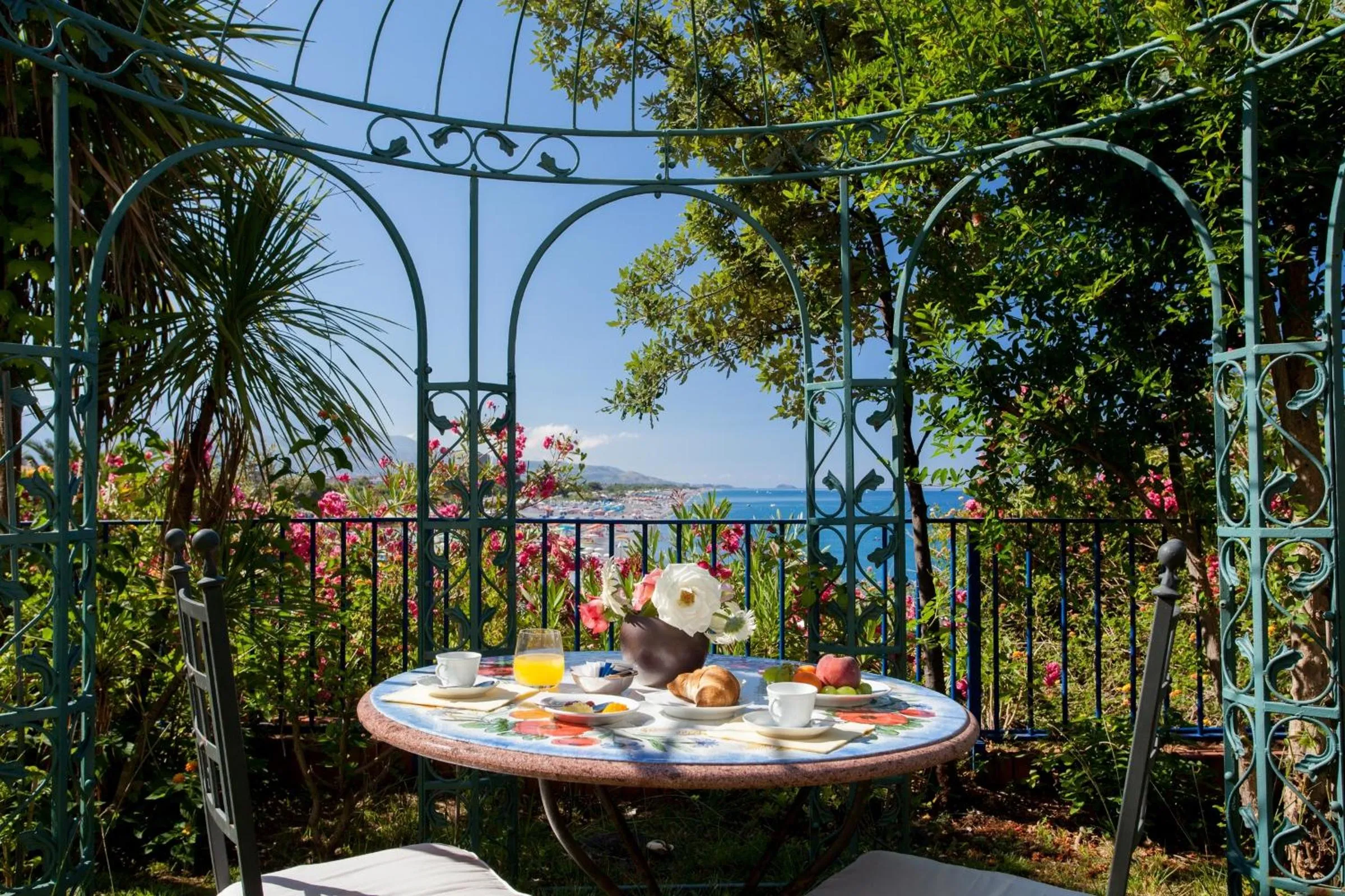 Restaurant/places to eat in Grand Hotel De Rose