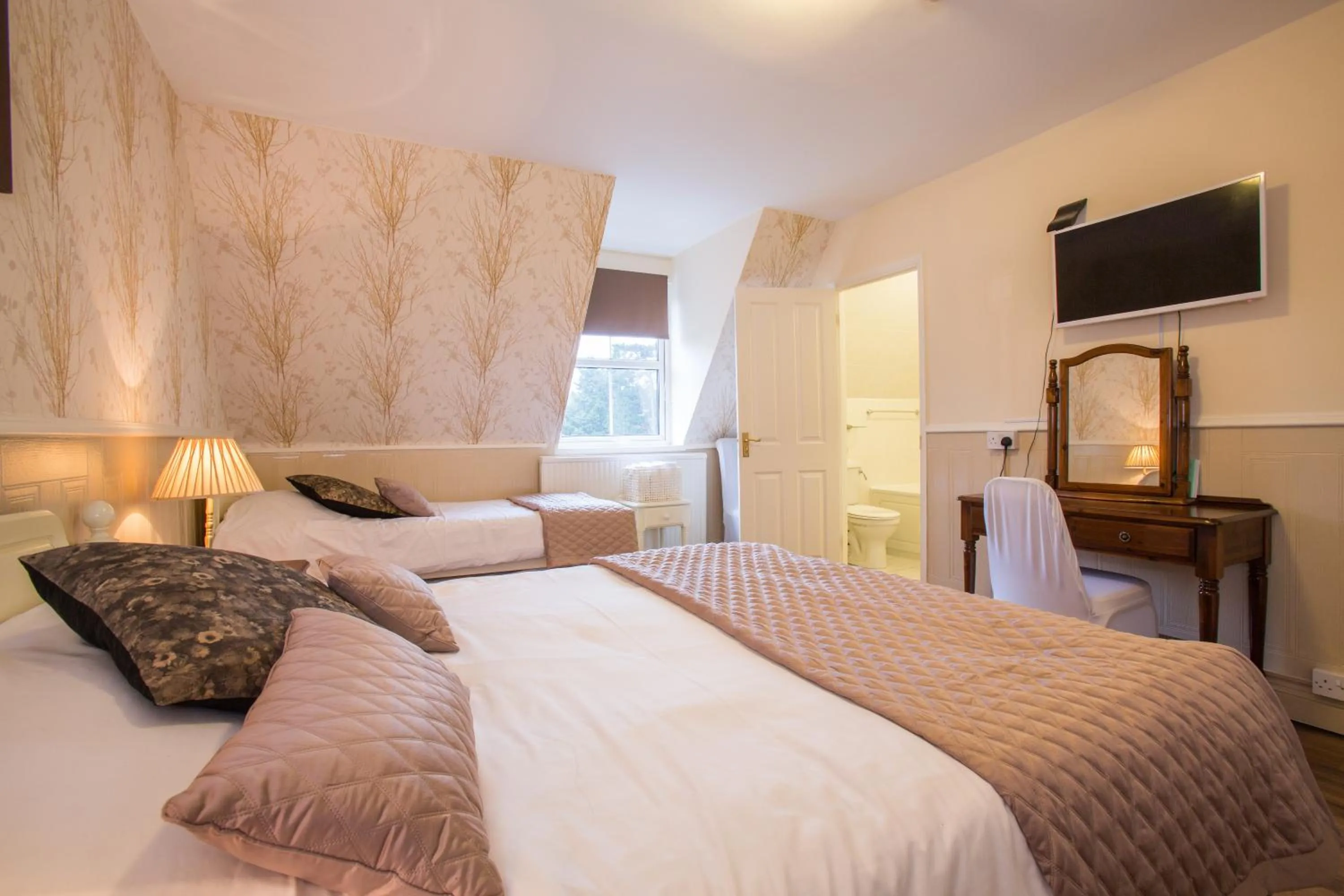 Photo of the whole room, Bed in The Manor at Bickley