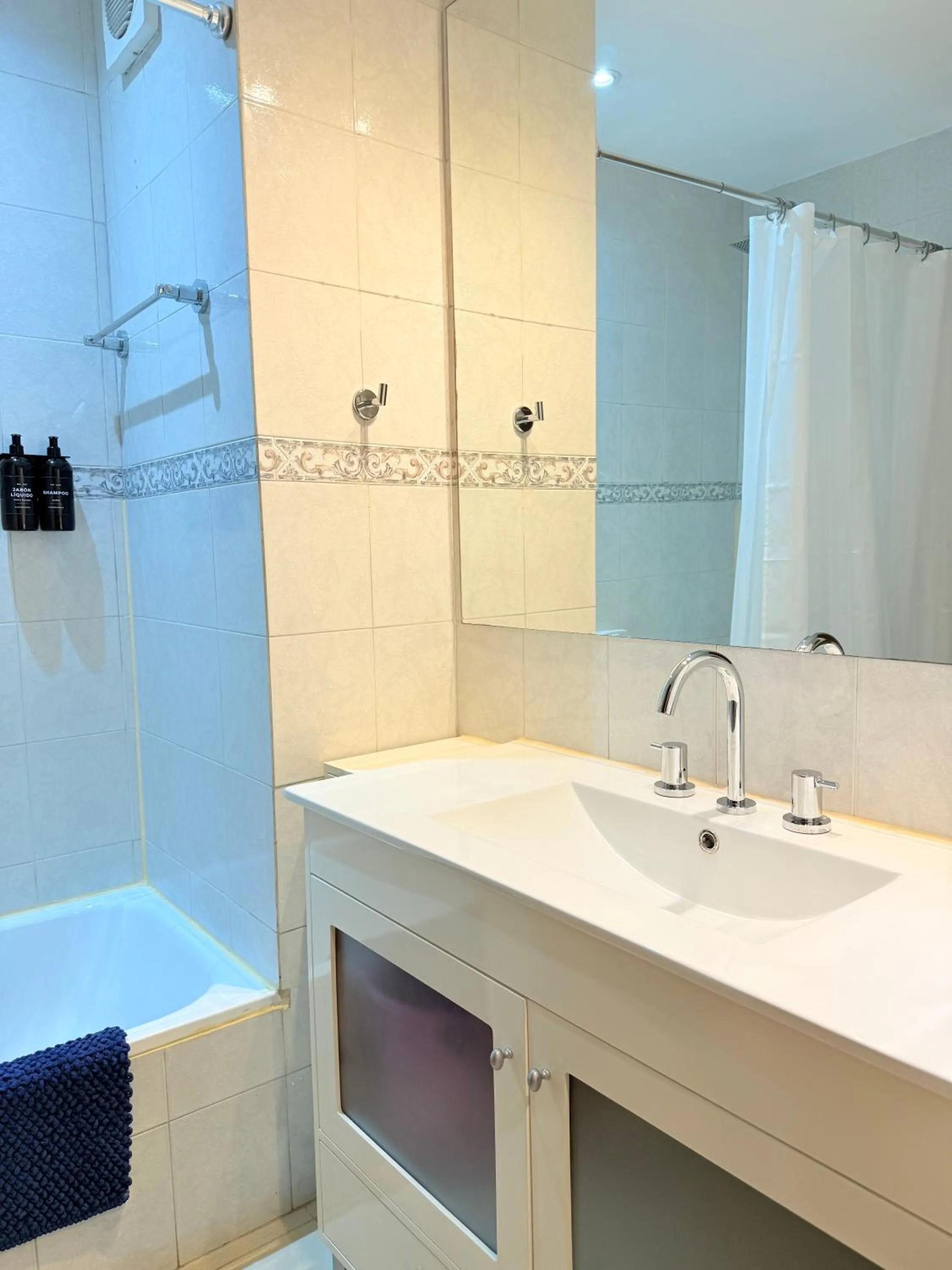 Bathroom in Sucre Suites