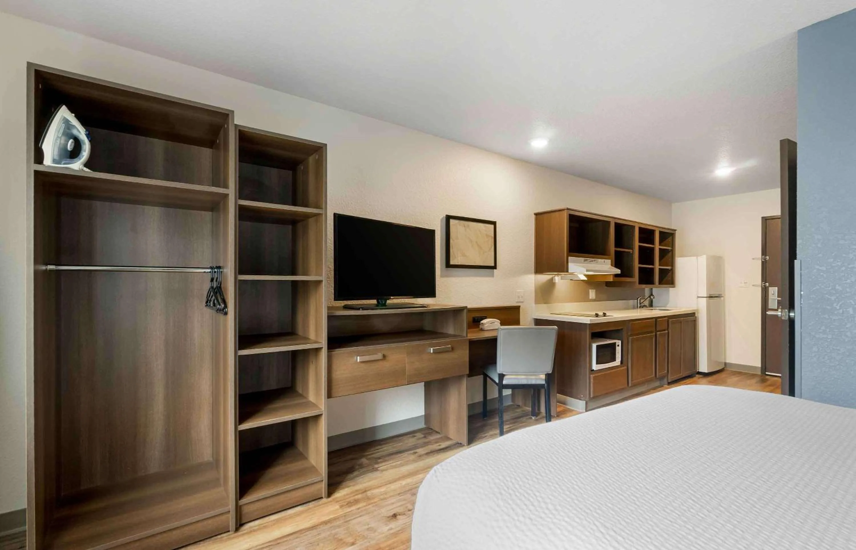 Bedroom in Extended Stay America Select Suites - Tampa - Northeast