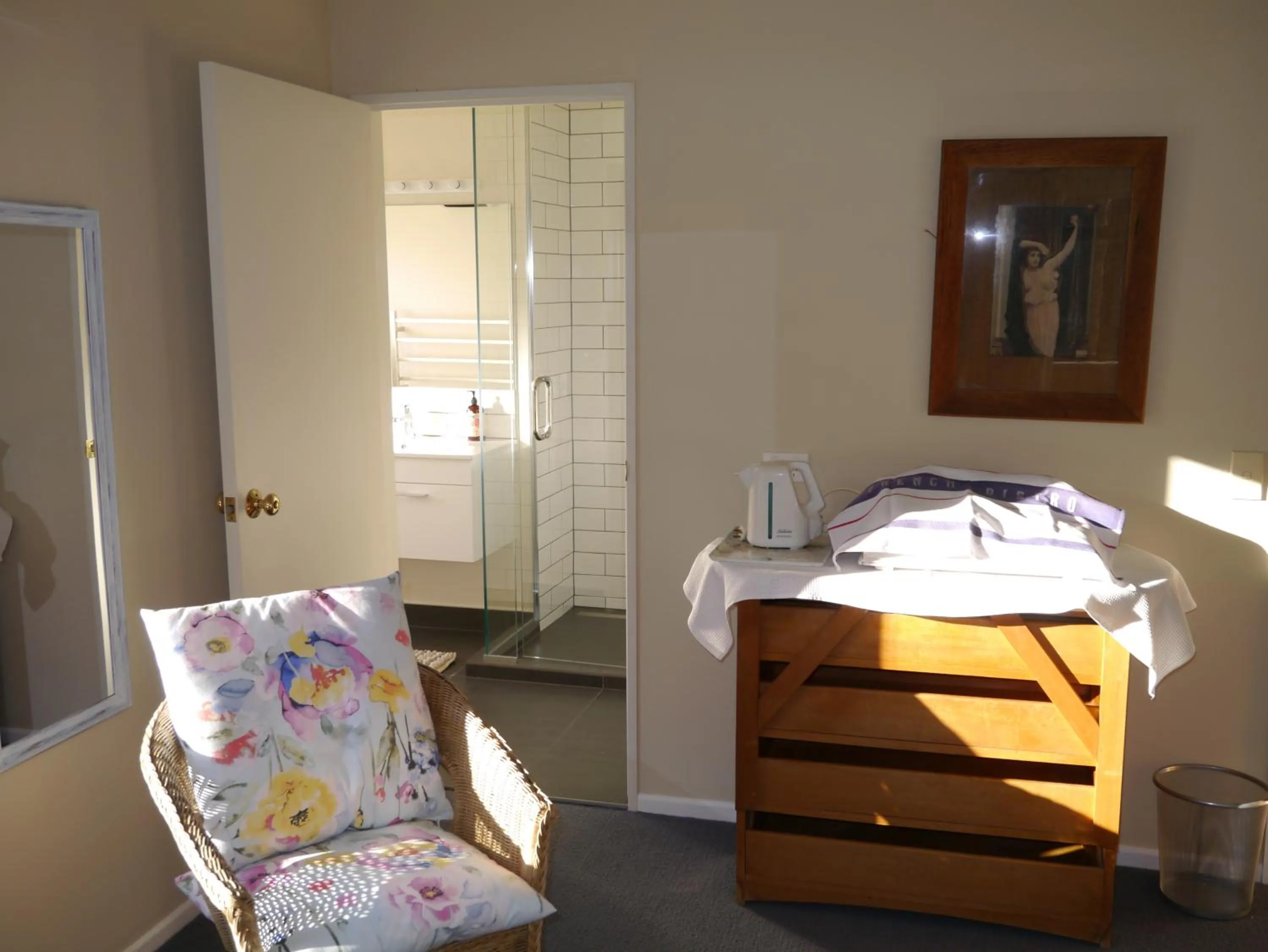 Photo of the whole room, Bed in Tempest on Wanaka