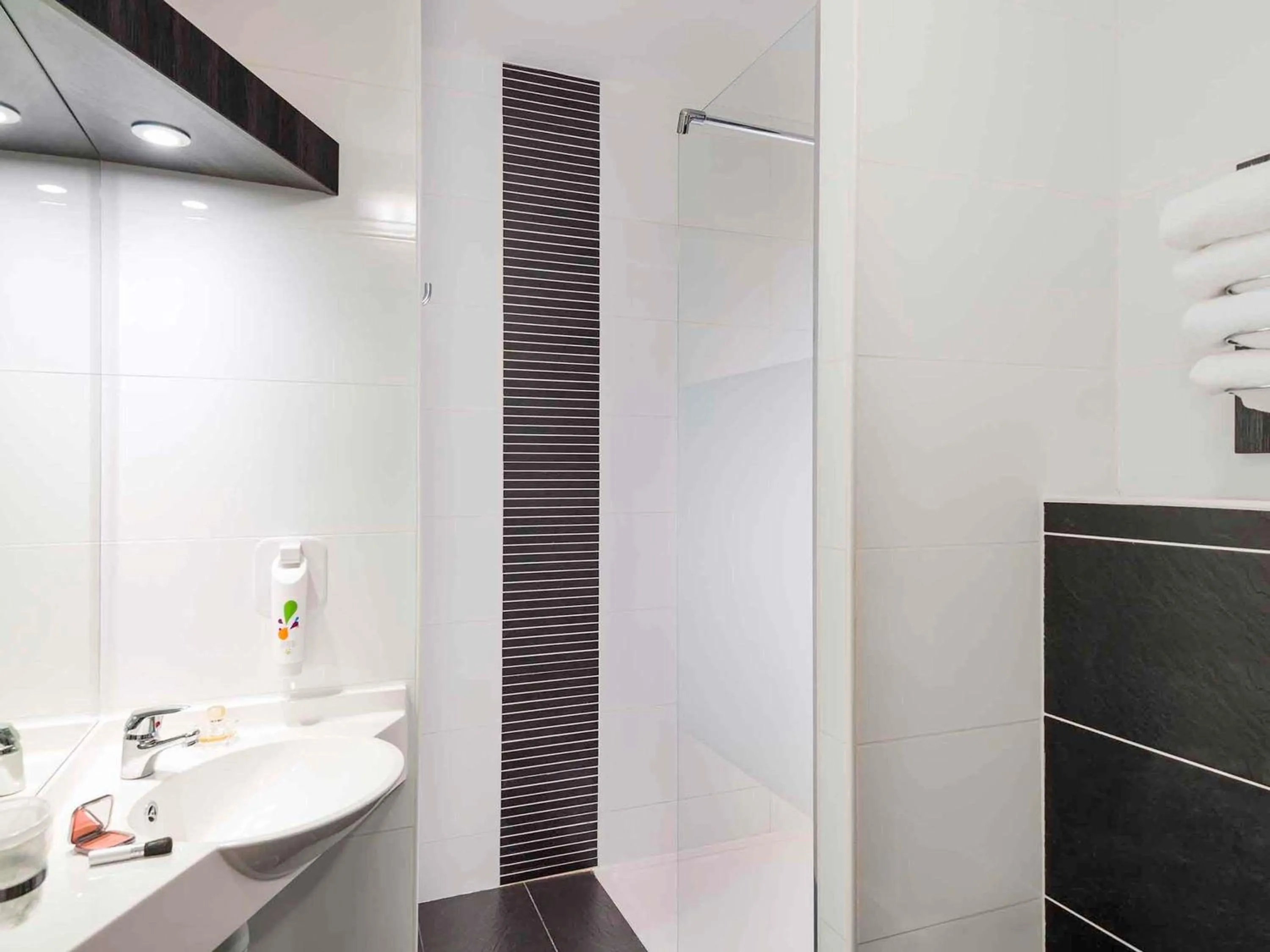 Bedroom in ibis Styles Rouen Val De Reuil