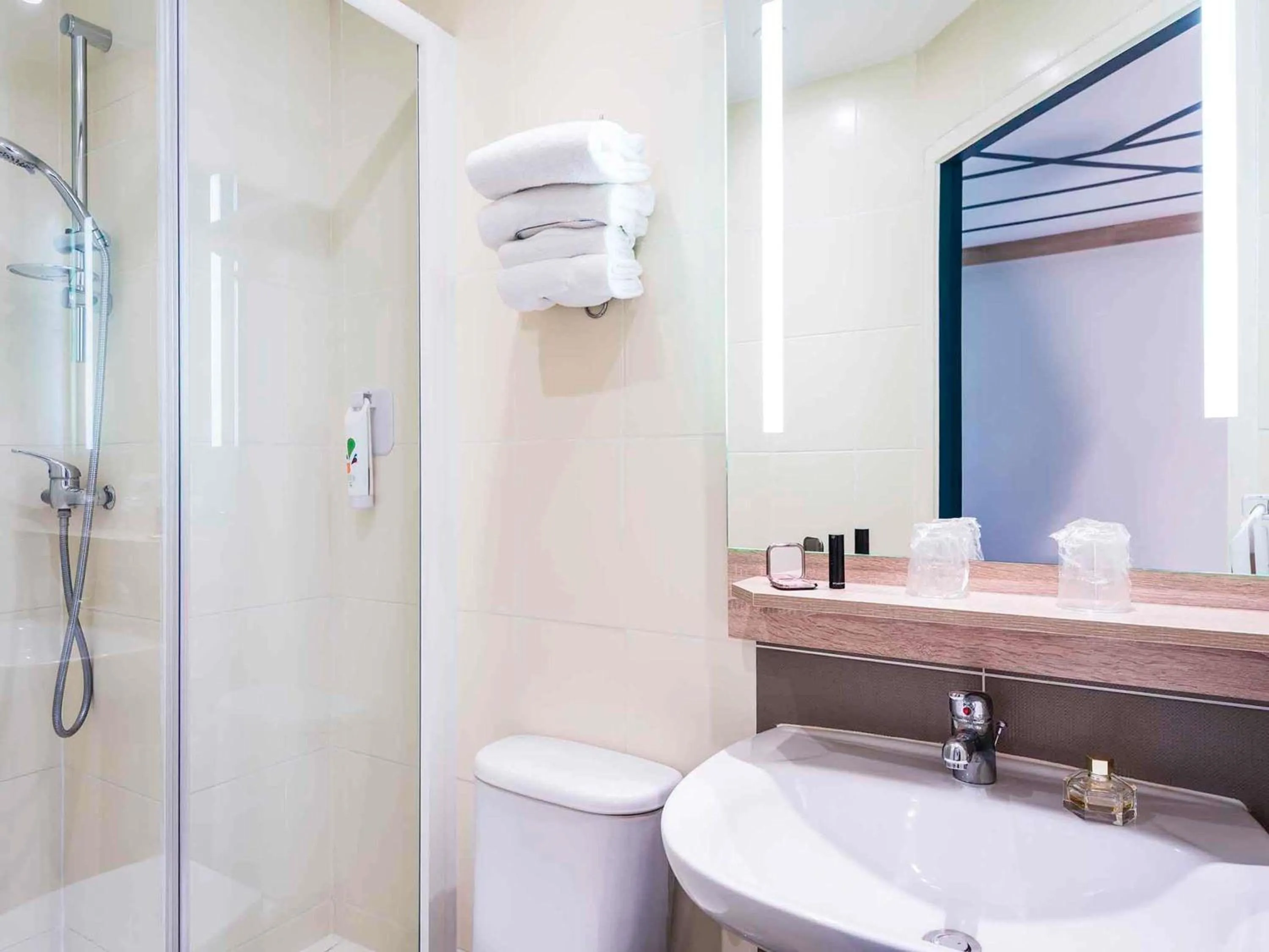 Bedroom in ibis Styles Rouen Val De Reuil