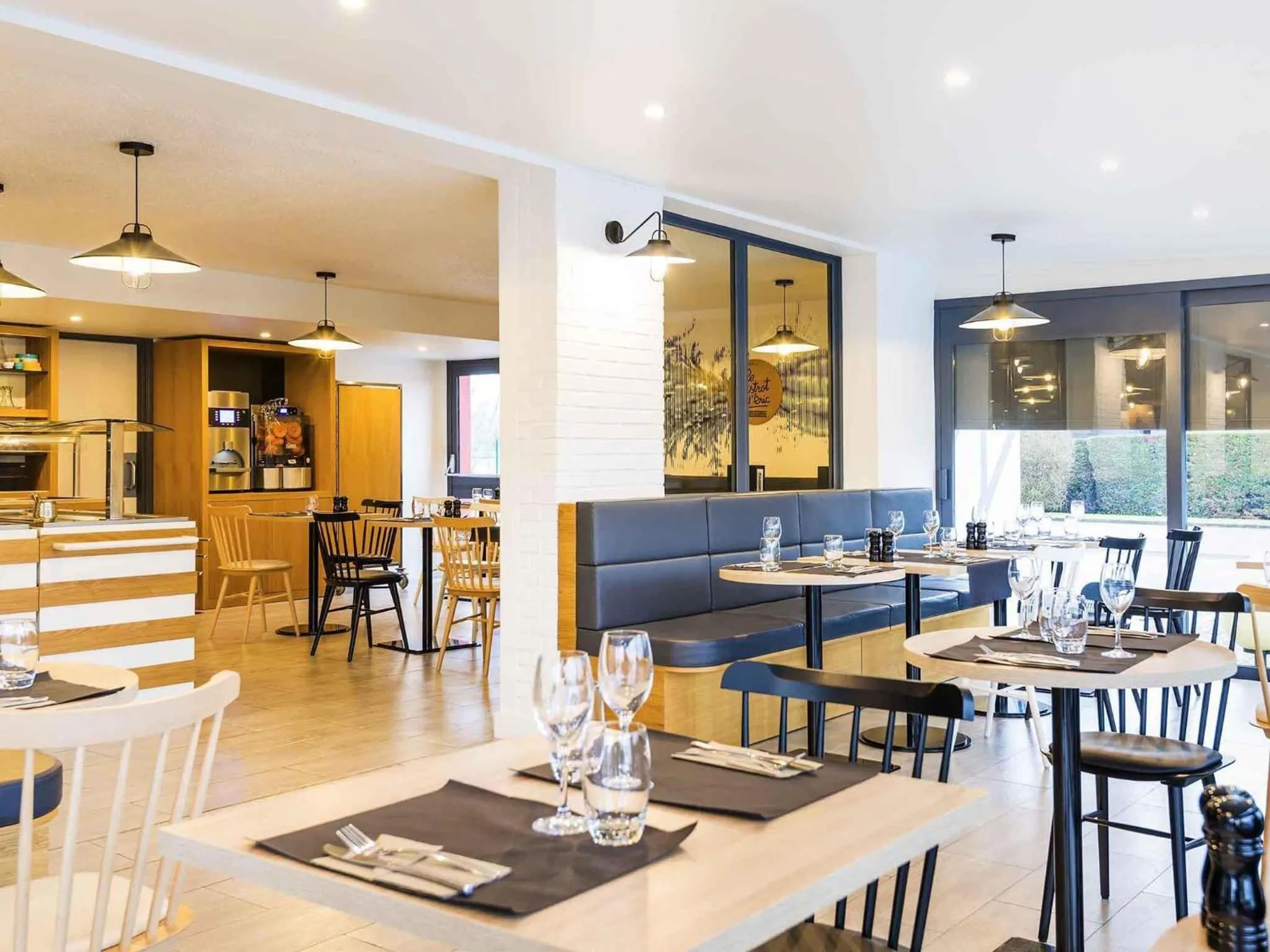 Restaurant/places to eat in ibis Styles Rouen Val De Reuil