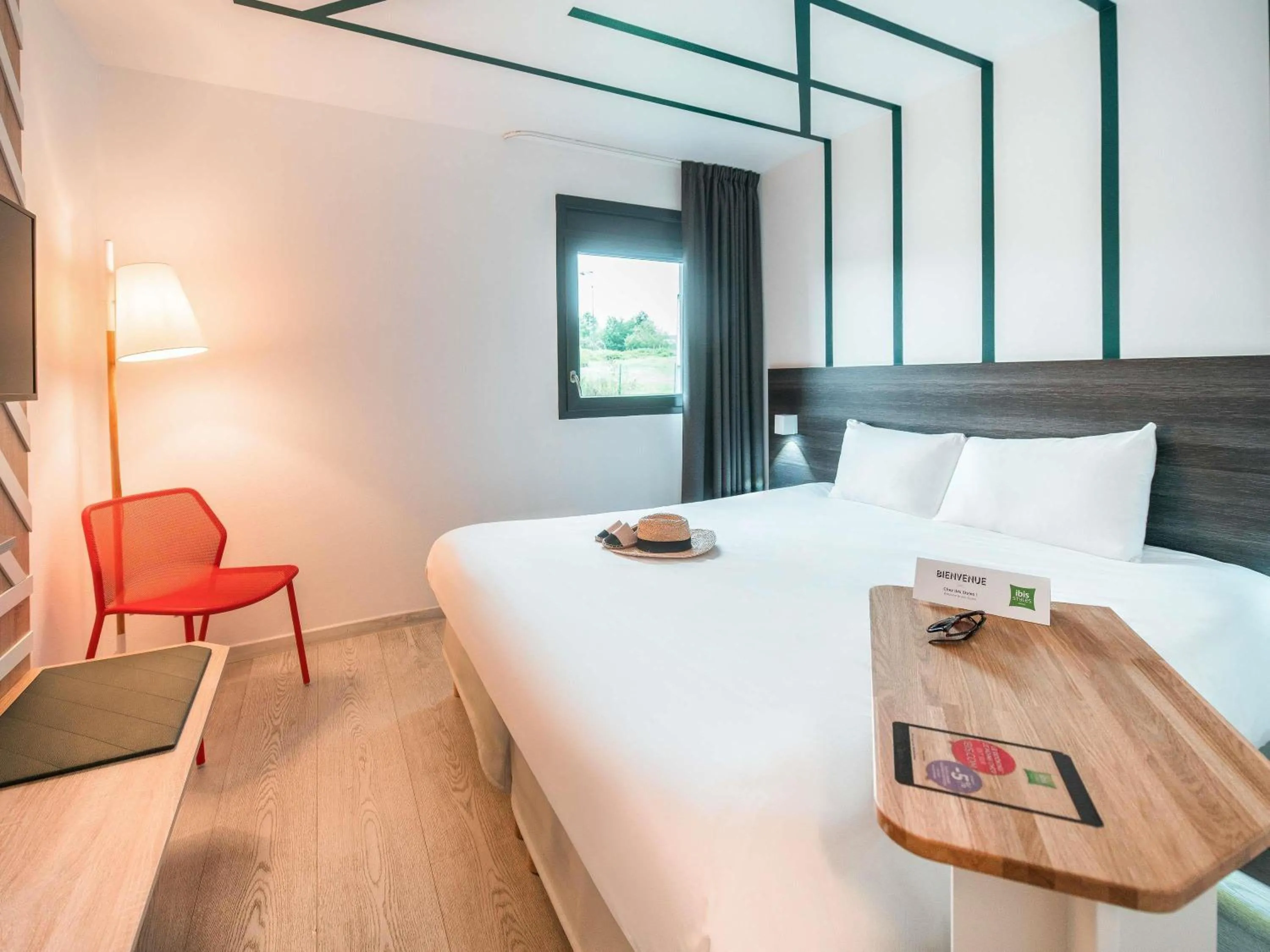 Bedroom, Bed in ibis Styles Rouen Val De Reuil