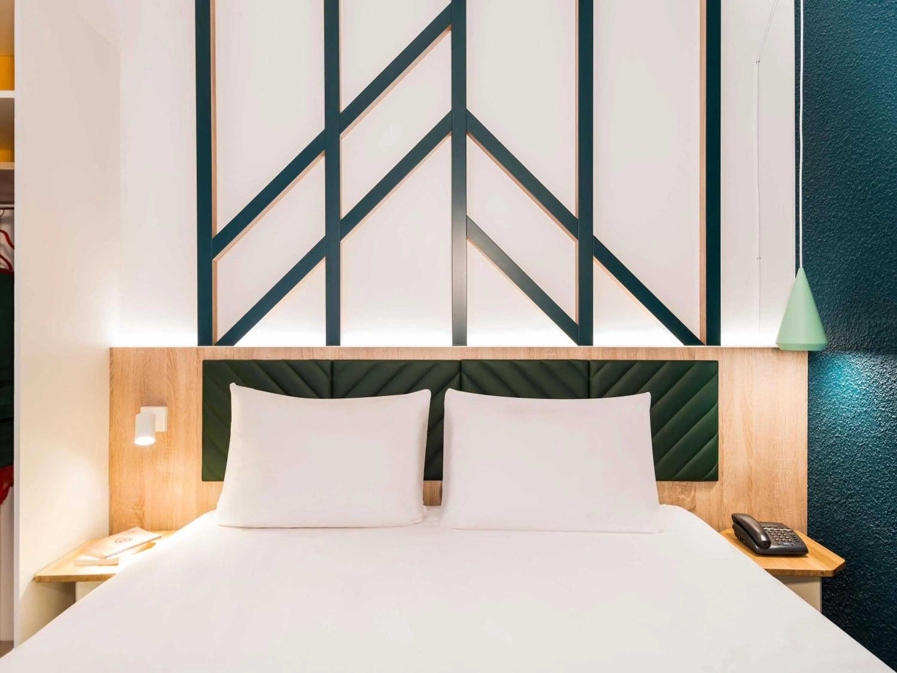 Bedroom, Bed in ibis Styles Rouen Val De Reuil