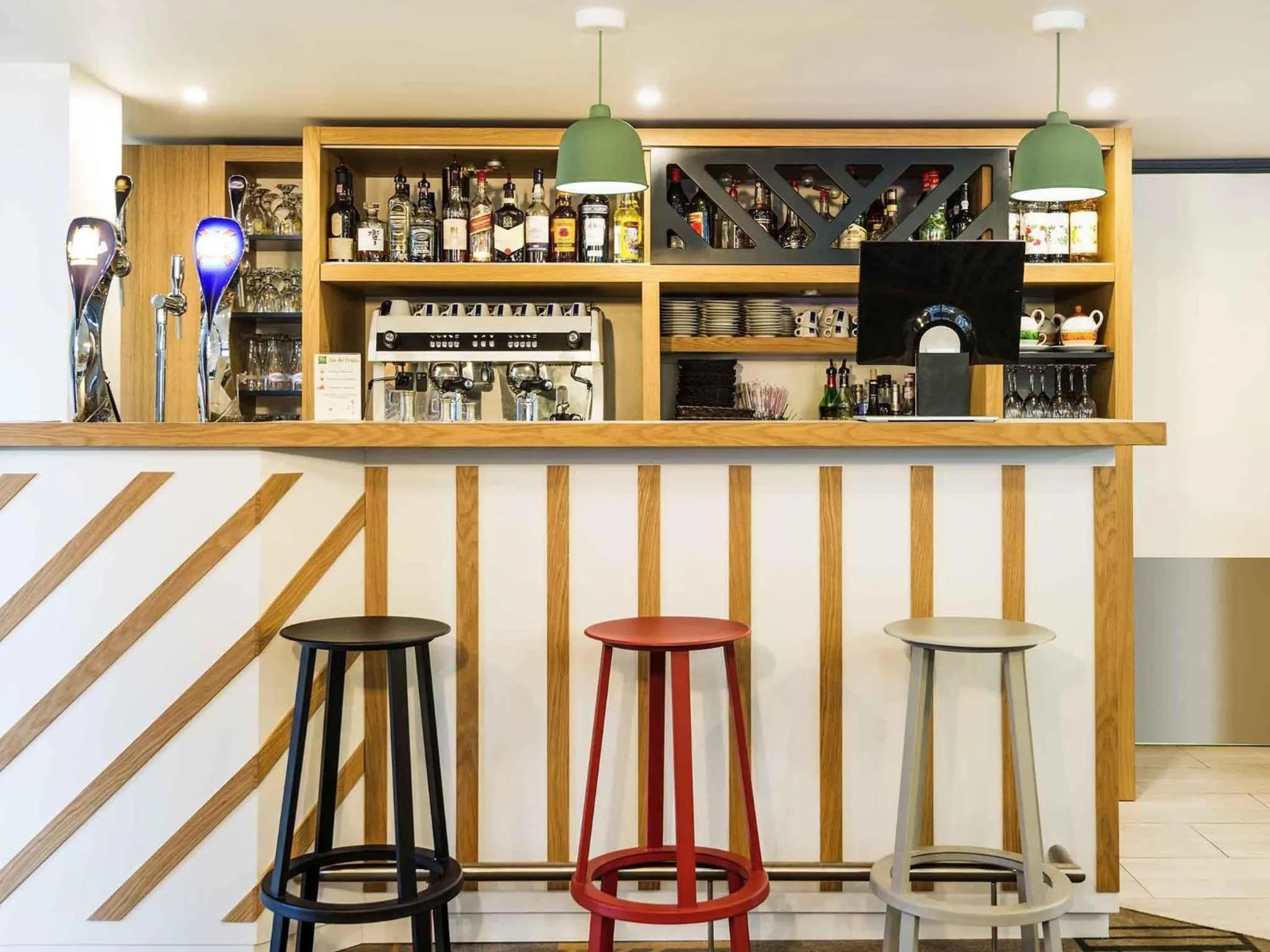 Lounge or bar in ibis Styles Rouen Val De Reuil