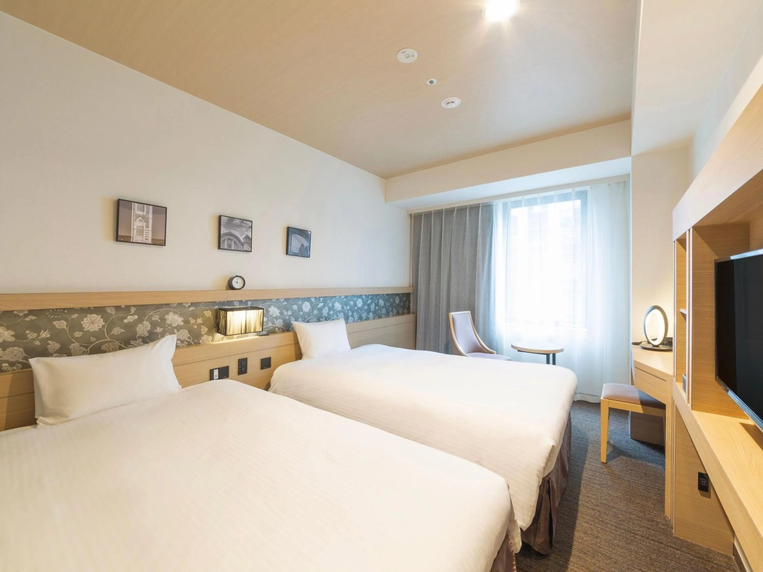 Photo of the whole room, Bed in Hotel Keihan Yodoyabashi