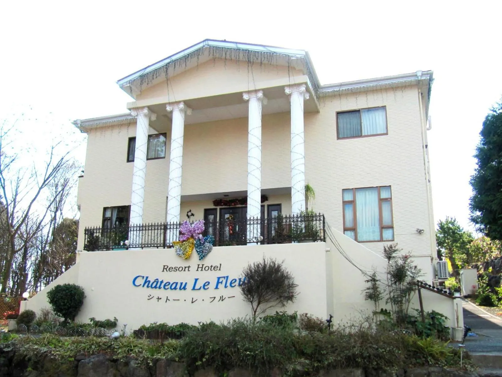 Property building in Chateau Le Fleur