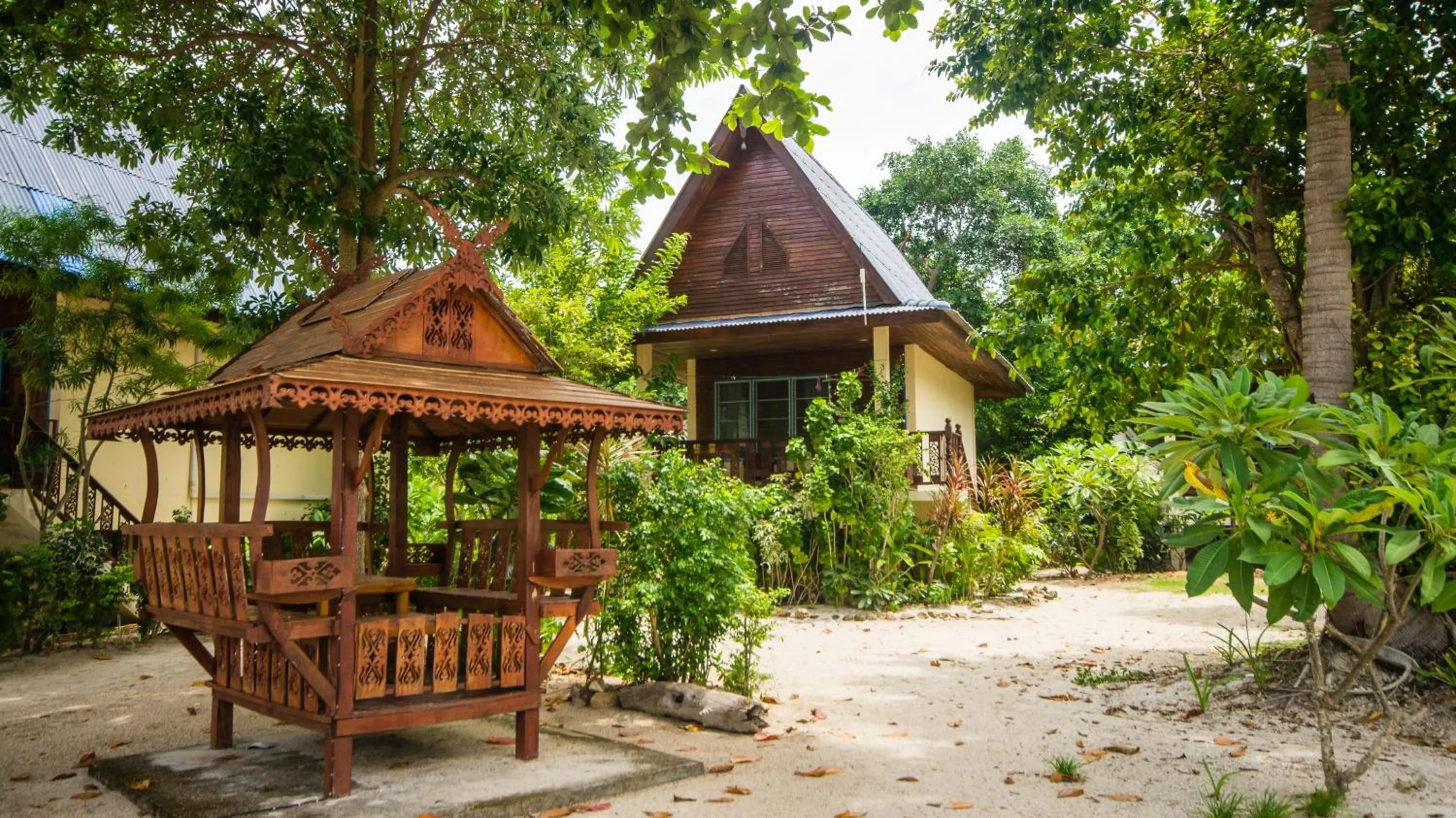 Garden in Tropicana Khophagan Resort Hotel