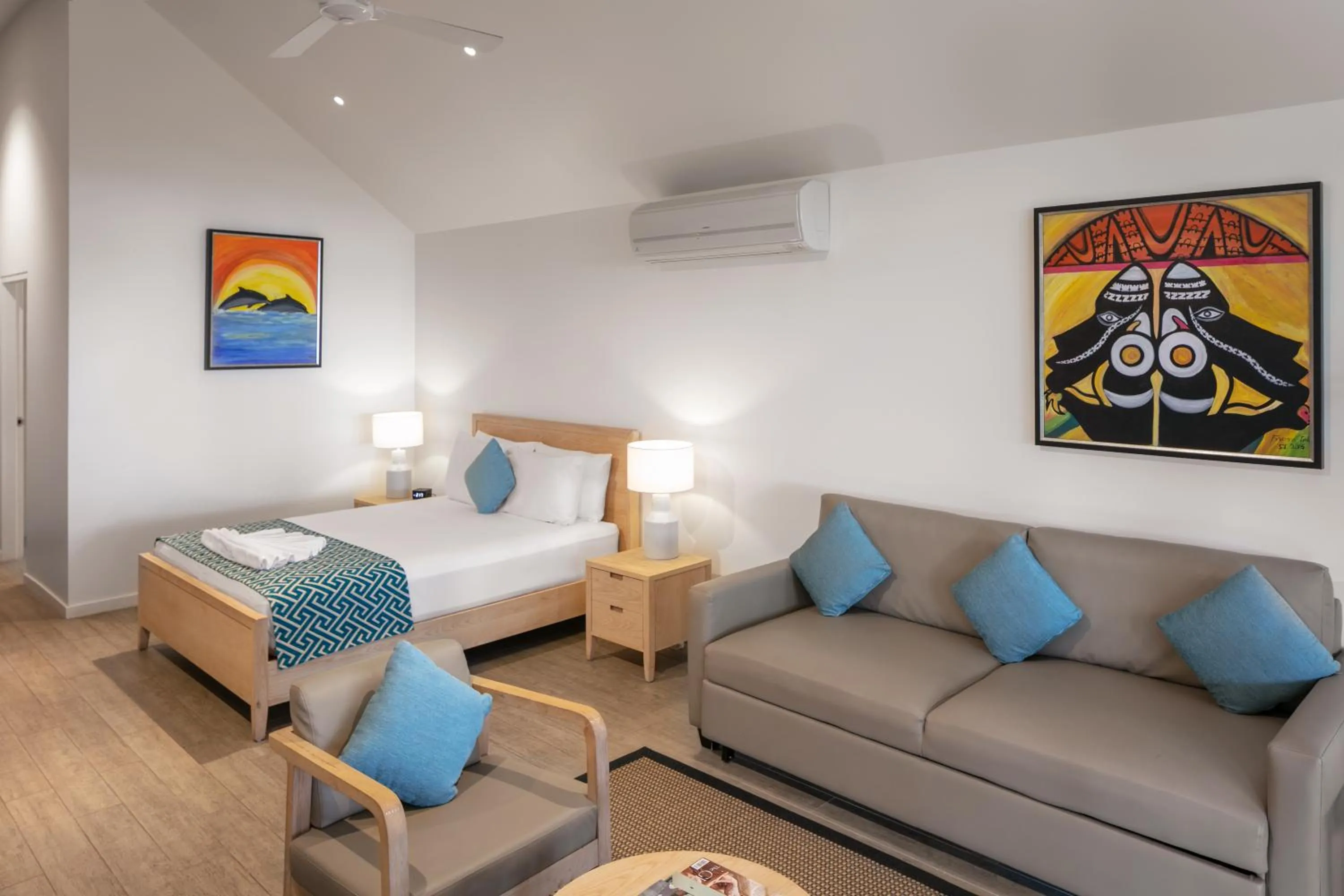 Living room, Bed in Coral Sea Resort & Casino