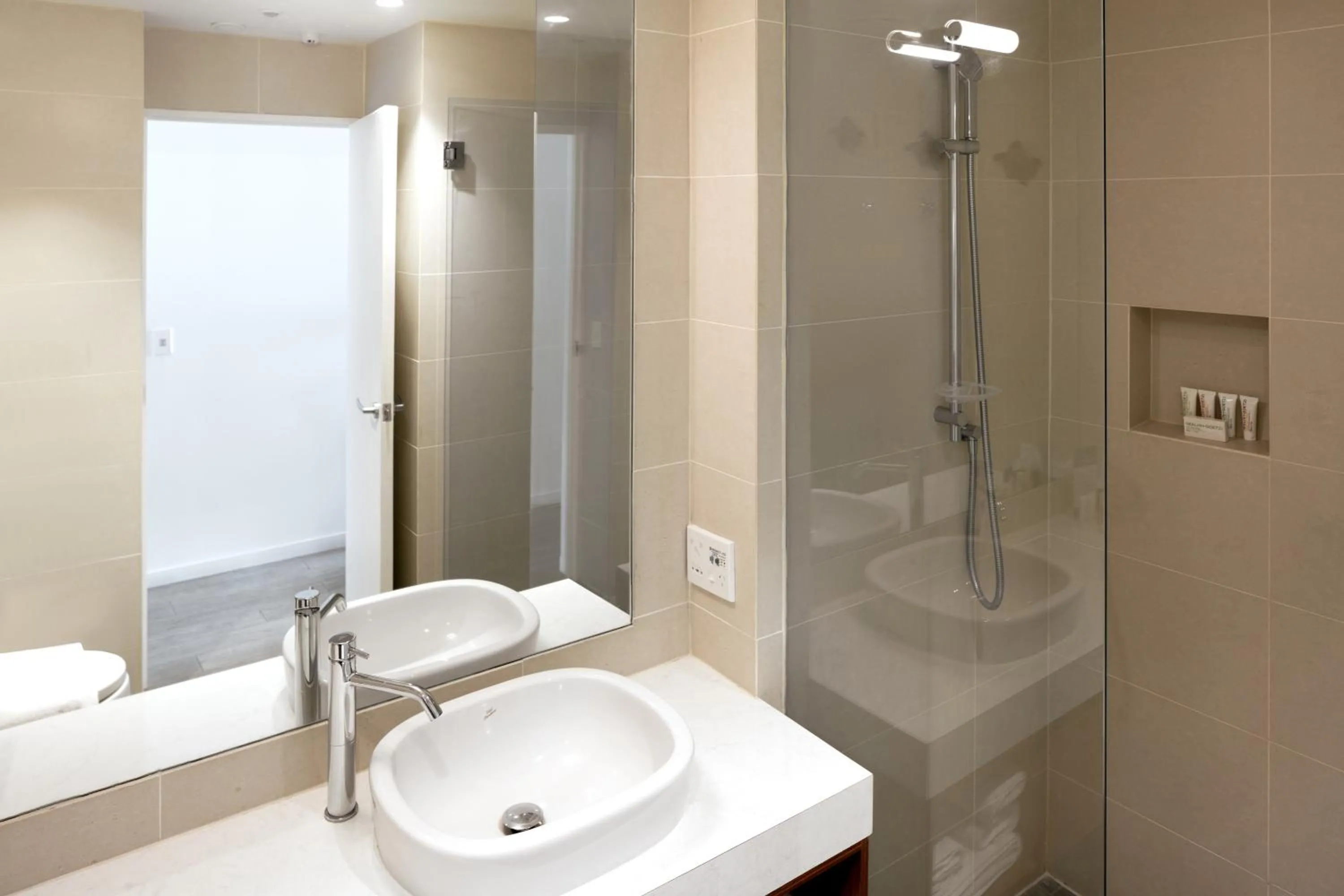 Shower in Coral Sea Resort & Casino