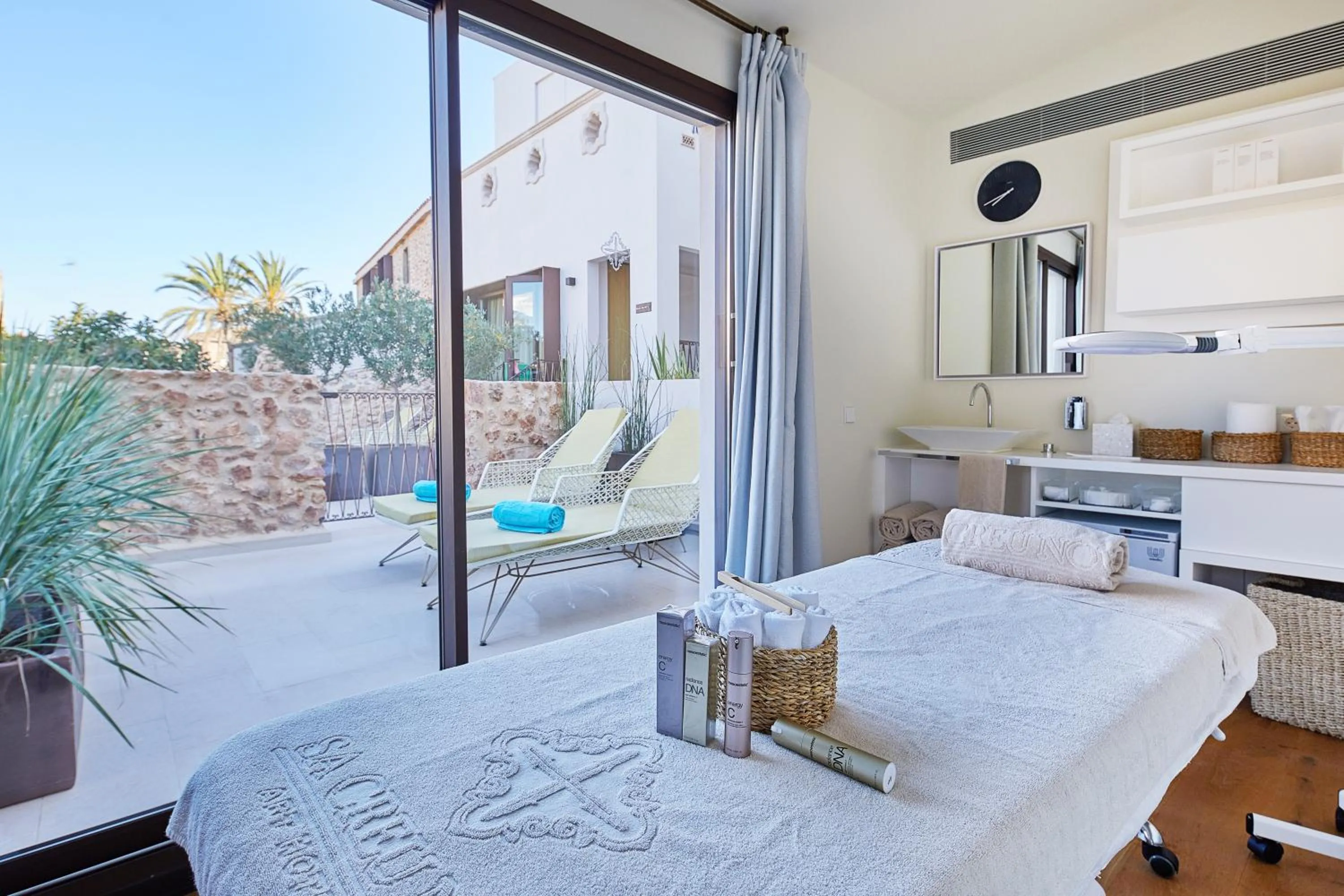 Massage in Sa Creu Nova Petit Palais Art & Spa