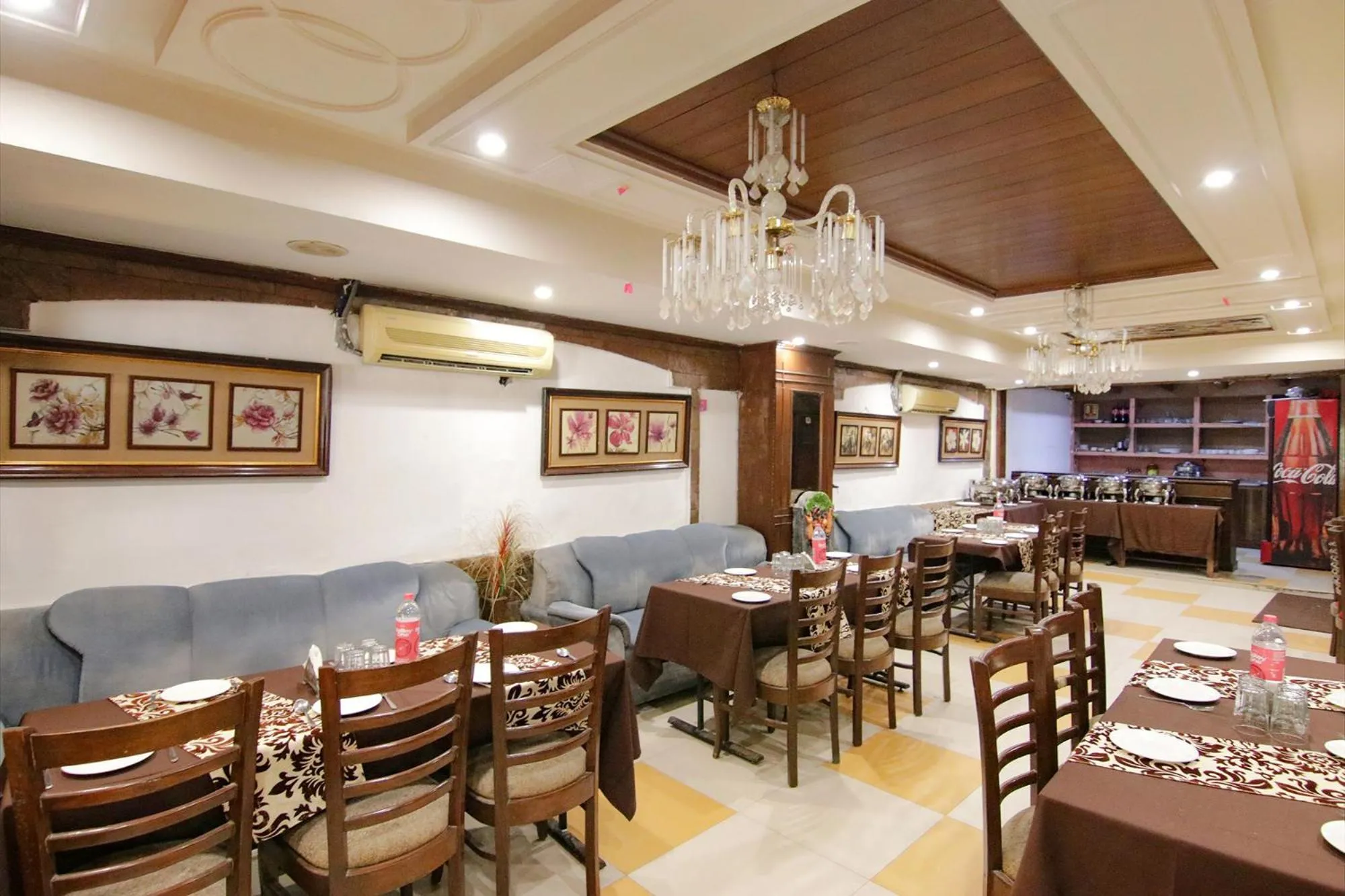 Restaurant/places to eat in FabHotel Town Pride