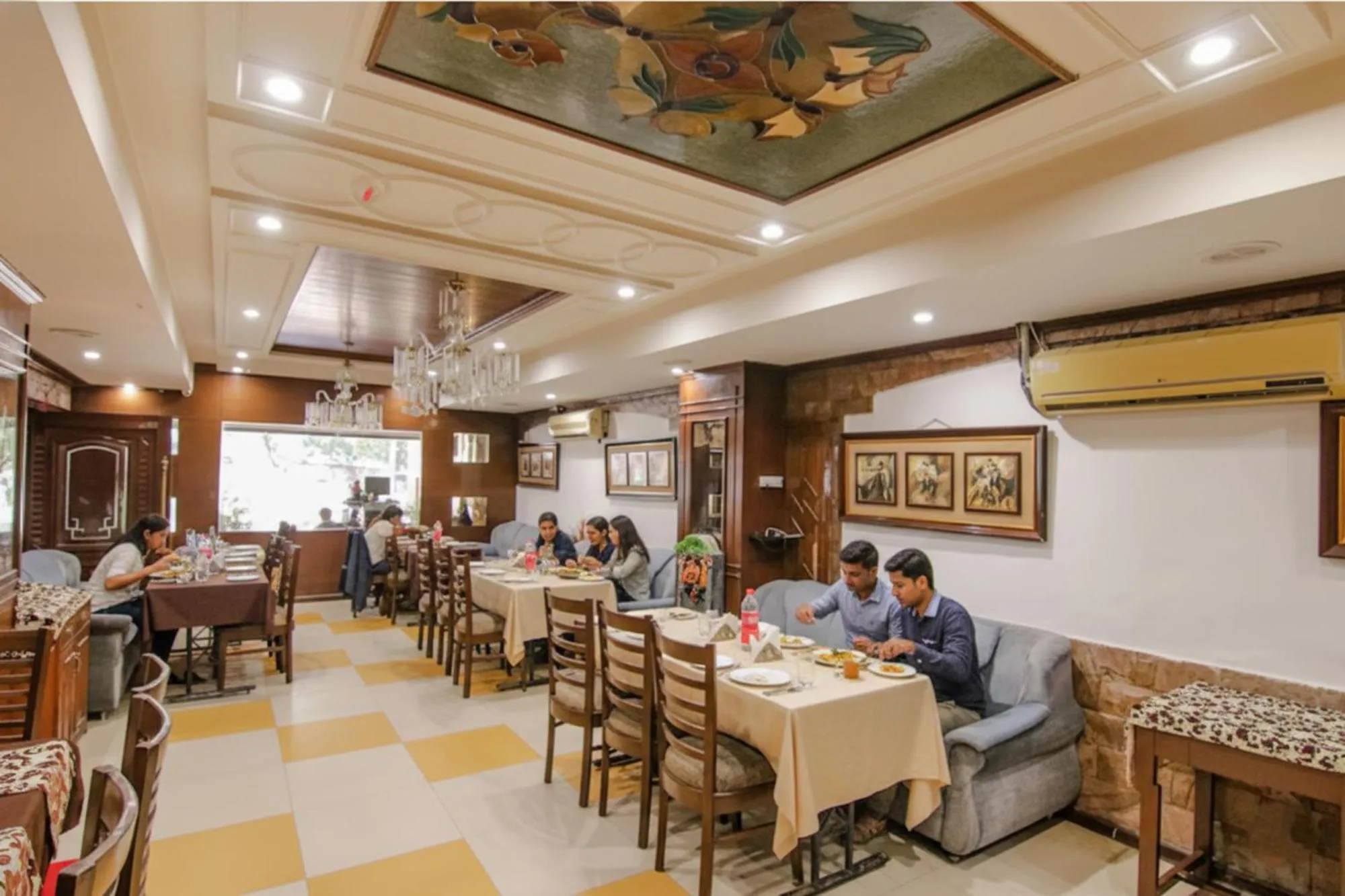 Restaurant/places to eat in FabHotel Town Pride