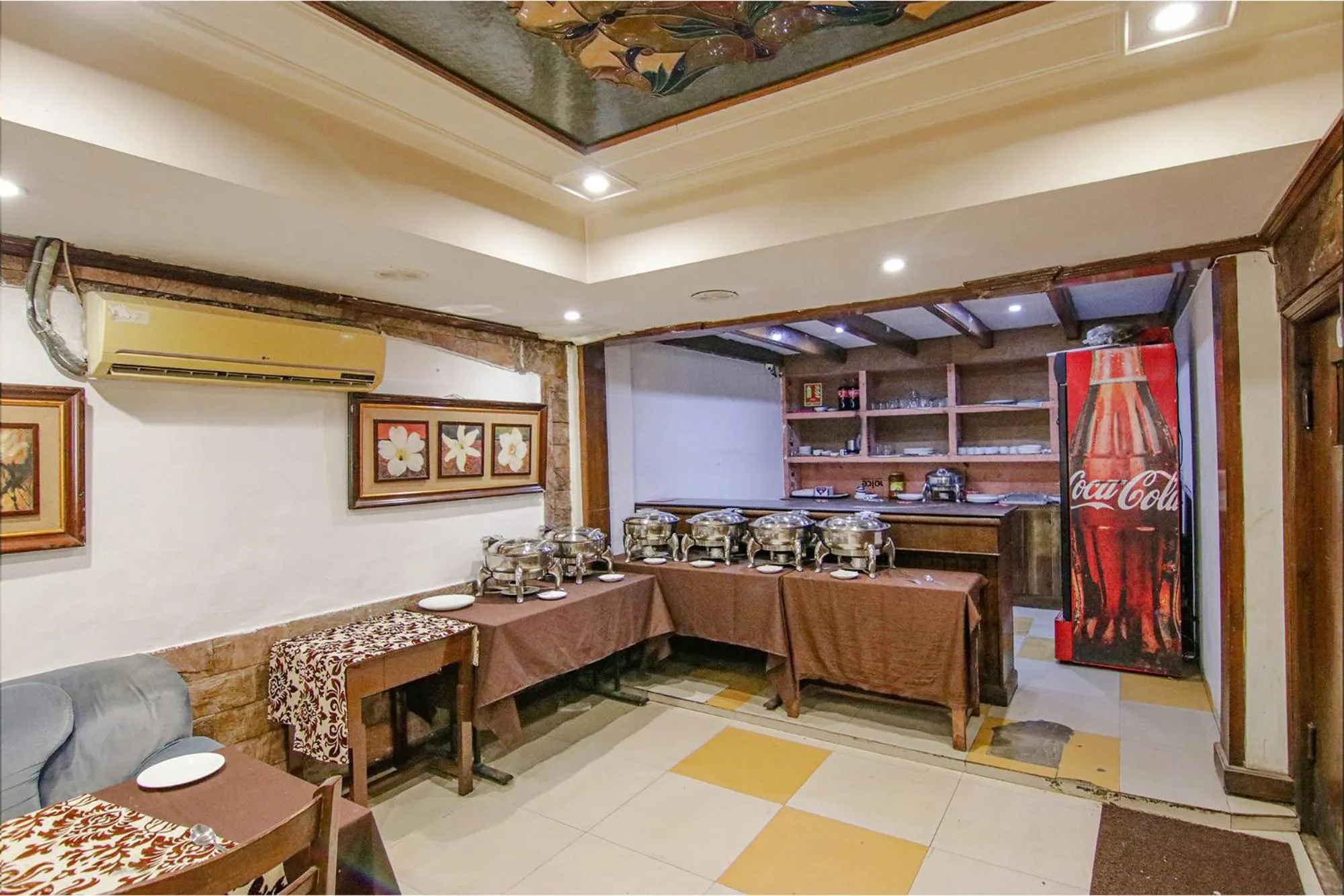 Restaurant/places to eat in FabHotel Town Pride