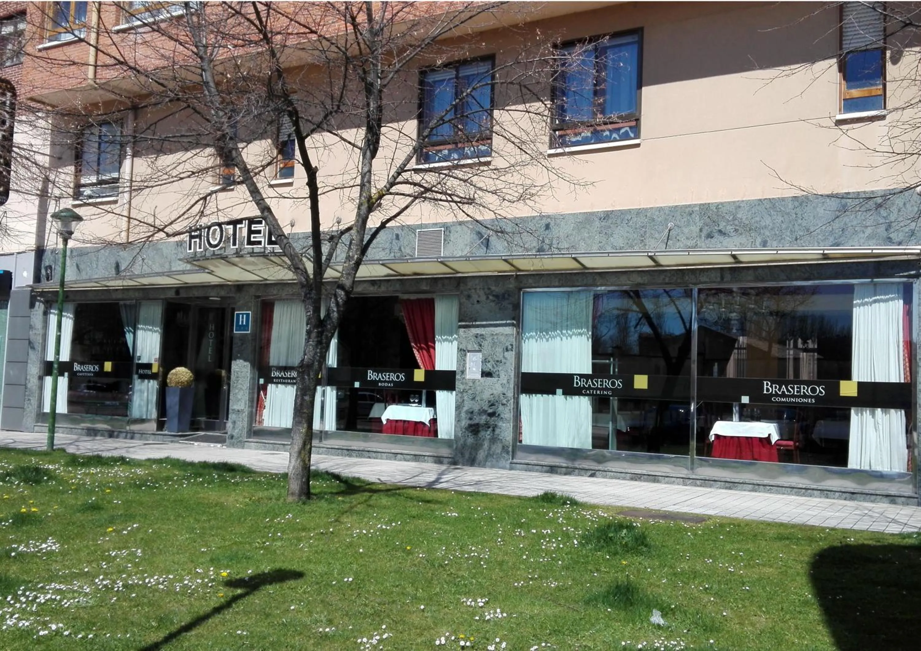 Restaurant/places to eat in Hotel Confort BRASEROS