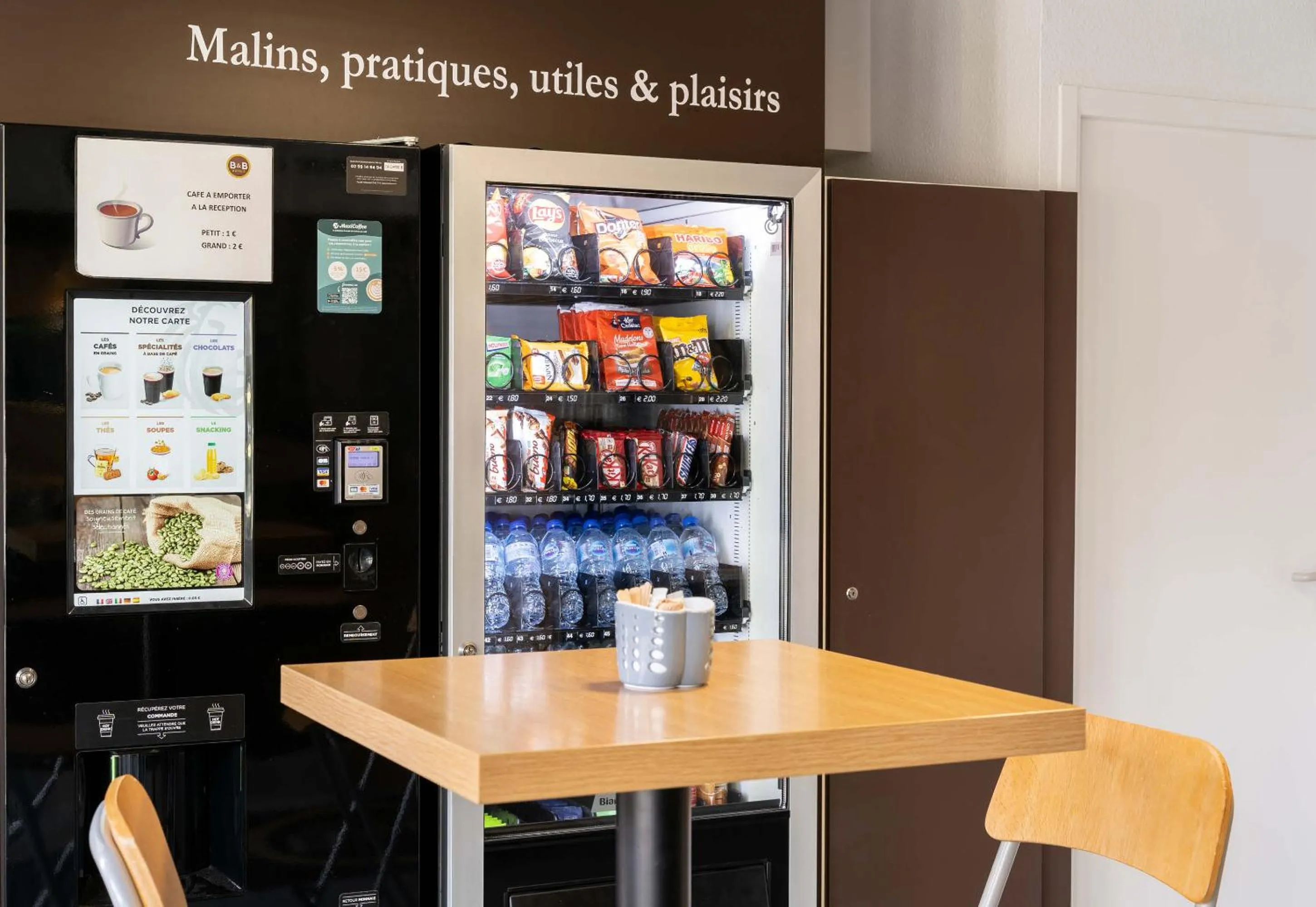 Lobby or reception in B&B HOTEL Lorient Lanester