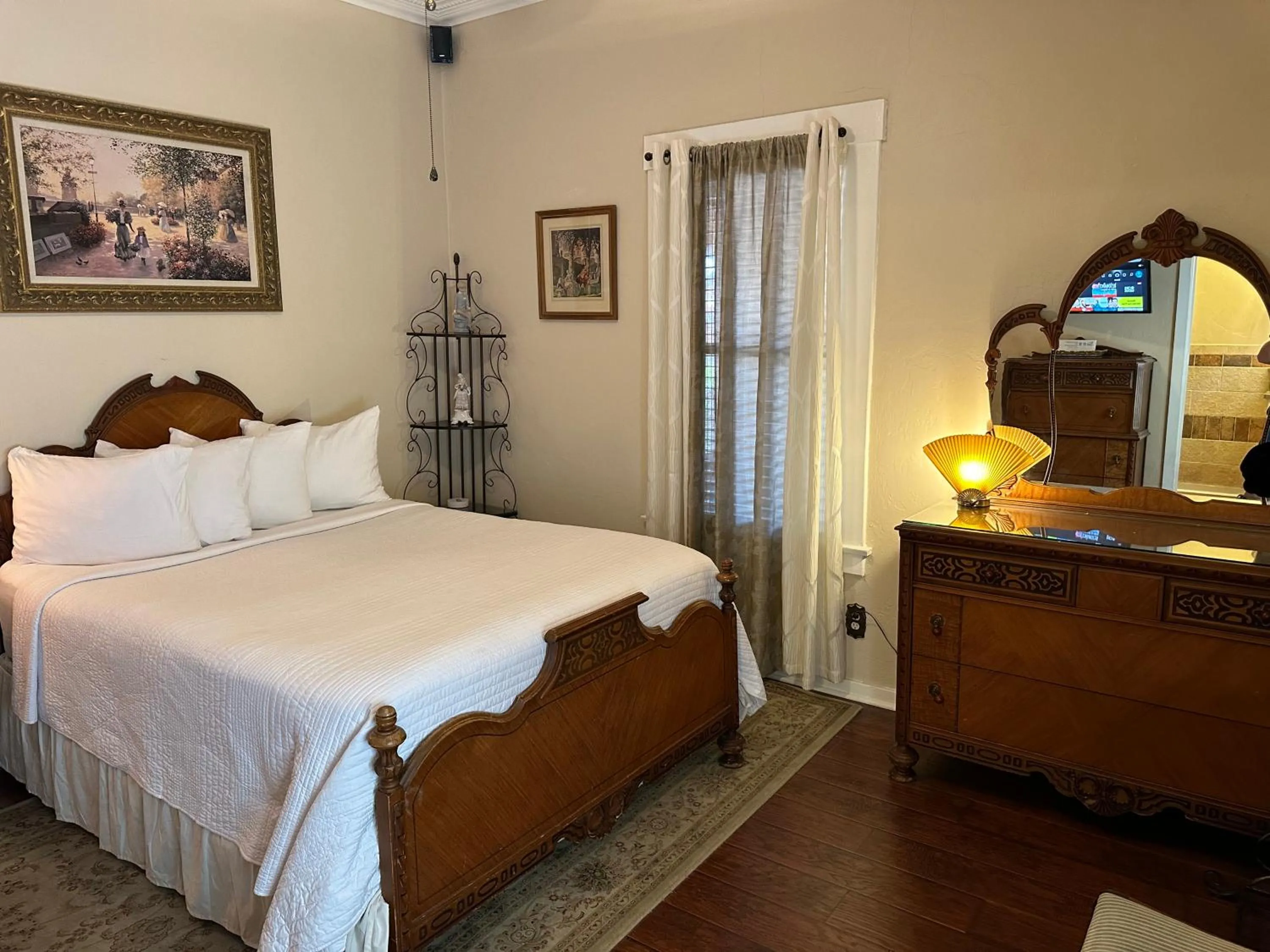 Photo of the whole room, Bed in El Amador Inn Downtown Tucson