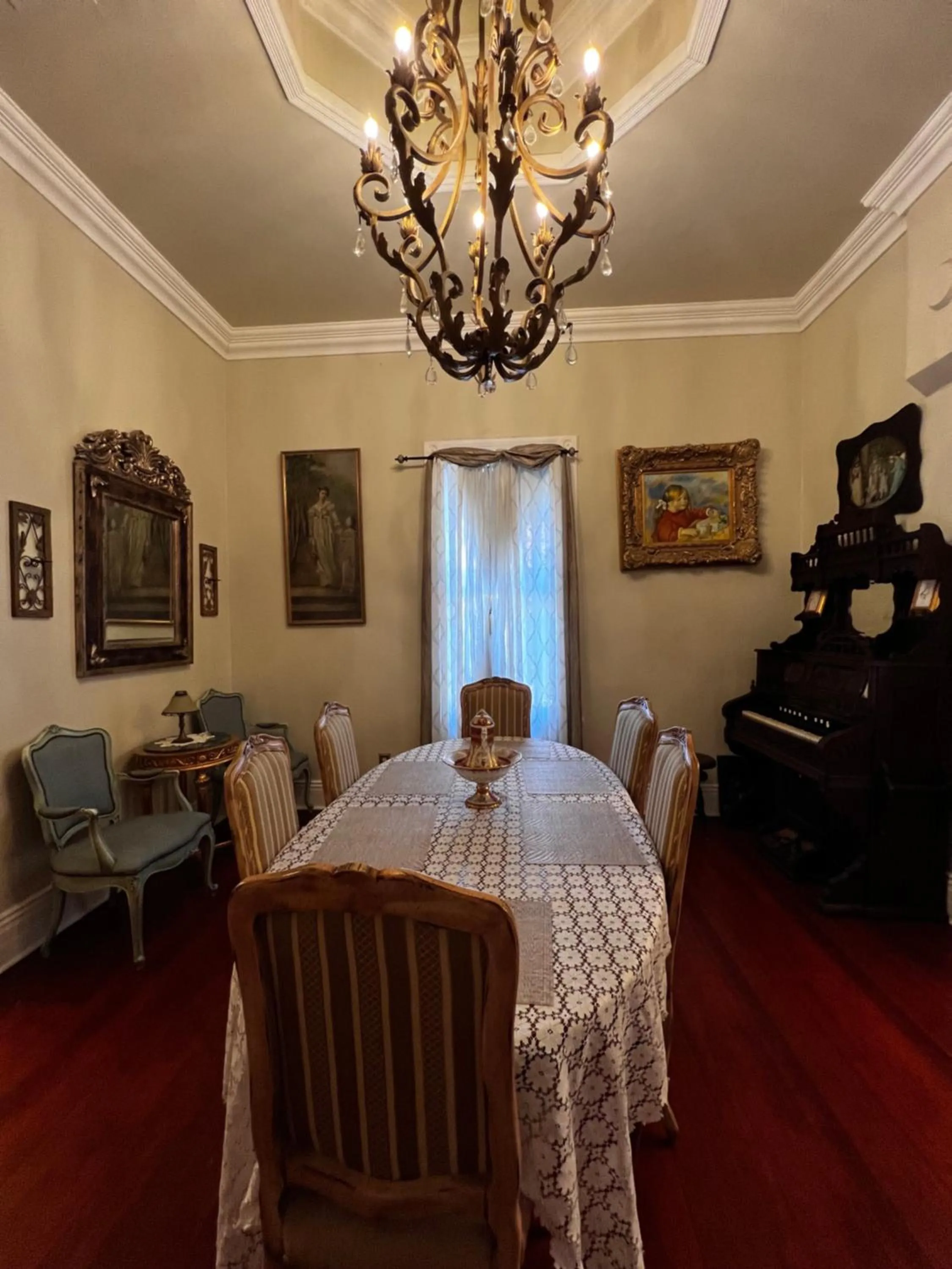 Dining area, Bed in El Amador Inn Downtown Tucson
