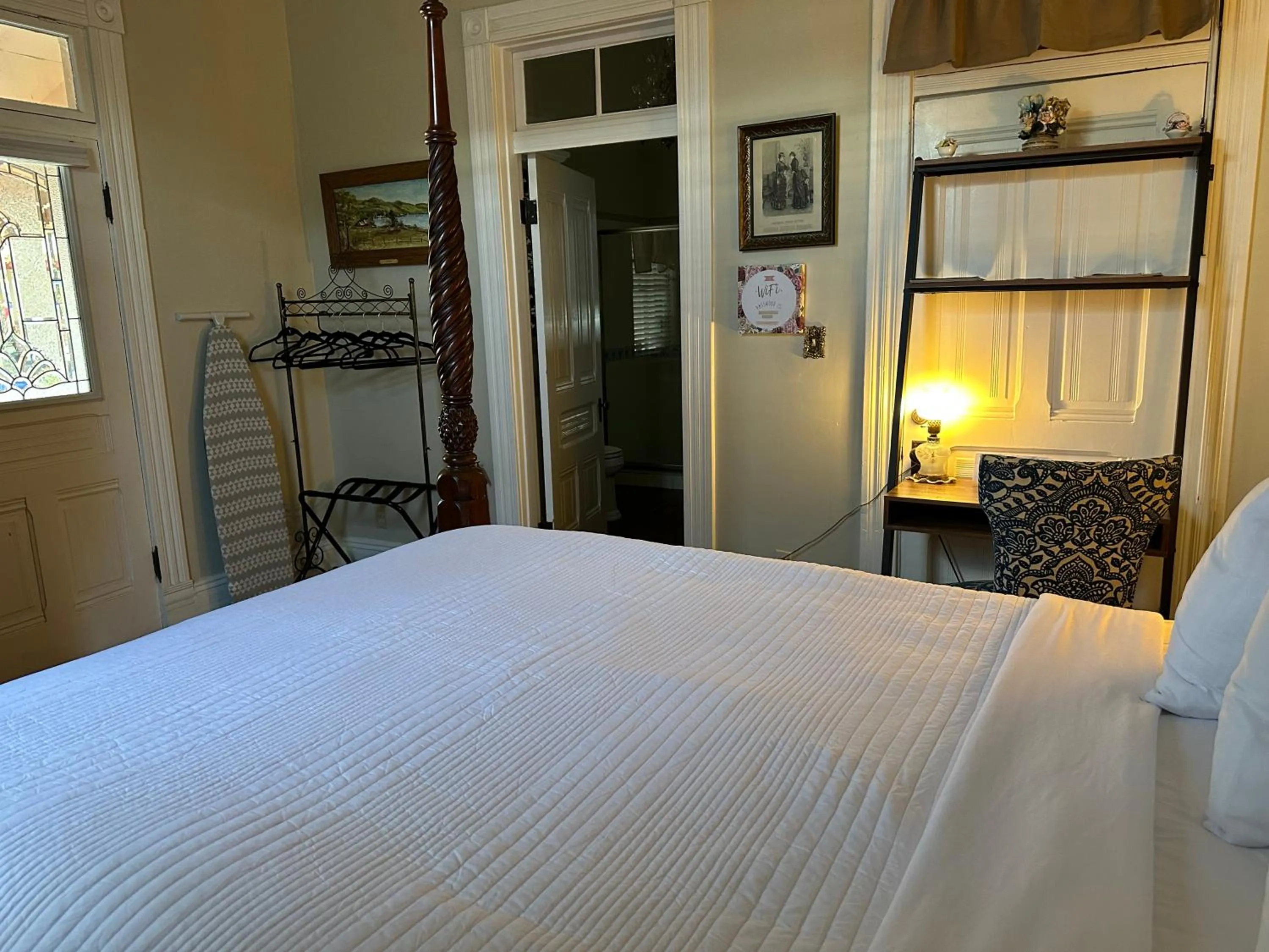 Bedroom, Bed in El Amador Inn Downtown Tucson