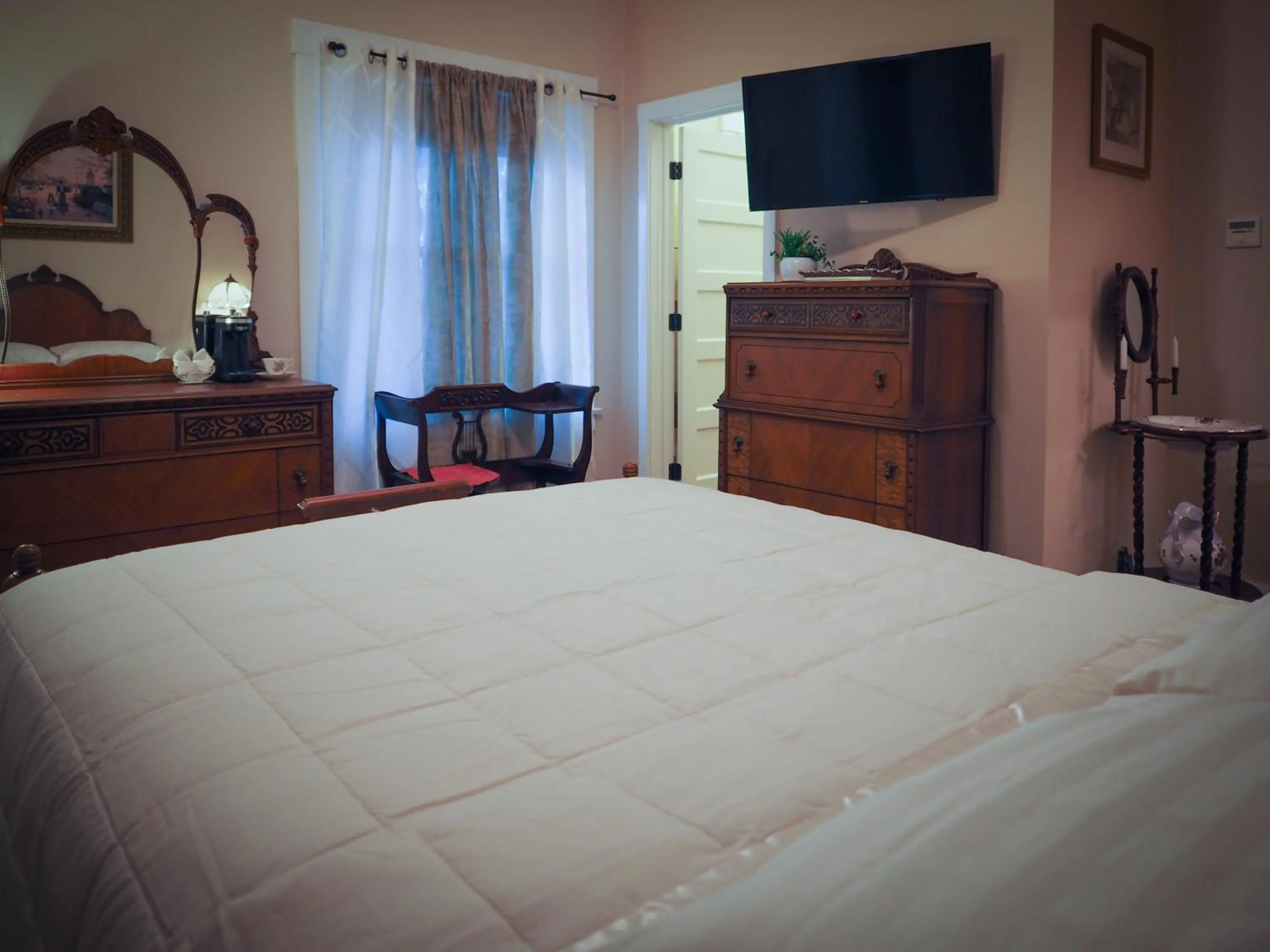 Bedroom, Bed in El Amador Inn Downtown Tucson