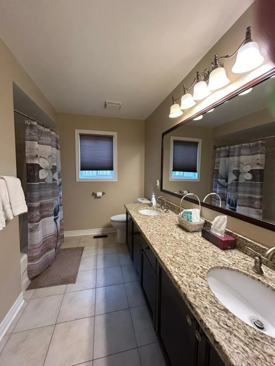 Shower in Willow Pond Satellite B&B