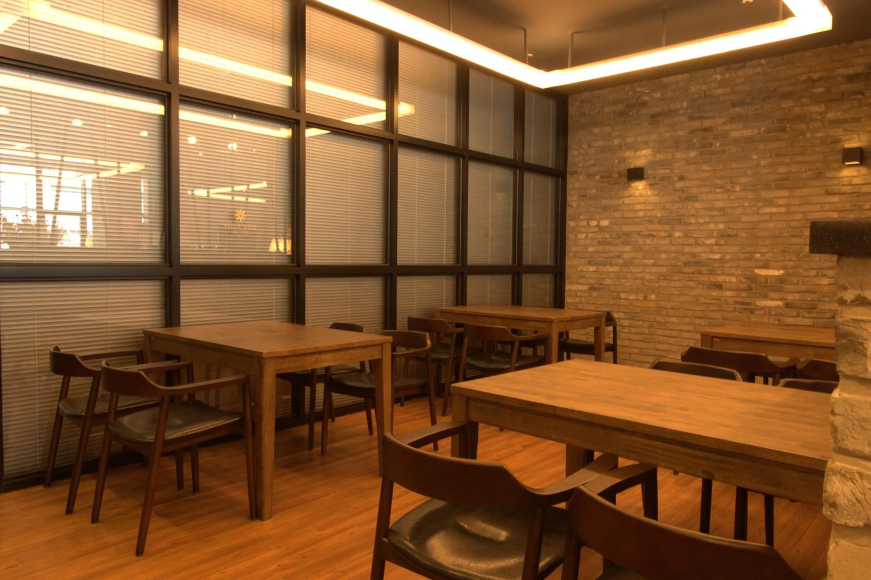 Restaurant/places to eat in Vella Suite Hotel