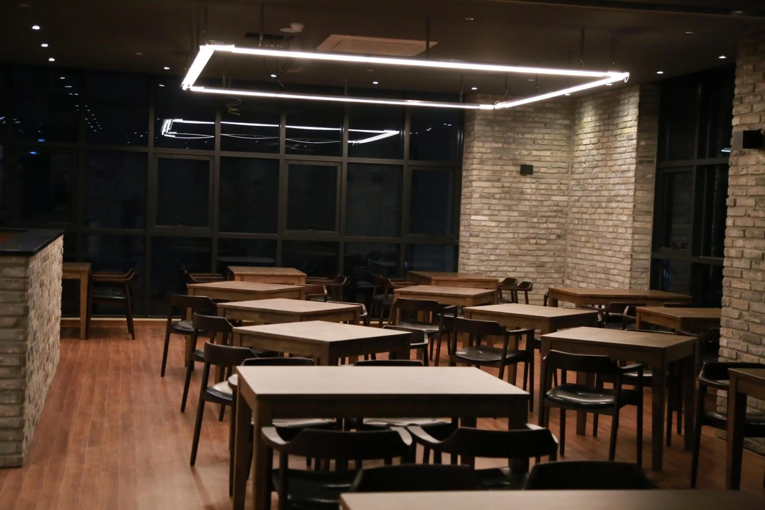 Restaurant/places to eat in Vella Suite Hotel